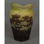 Jugendstil-Vase. Nancy, Émile Gallé um 1900. Farbloses Glas, farbig überfangen, geschnitten und