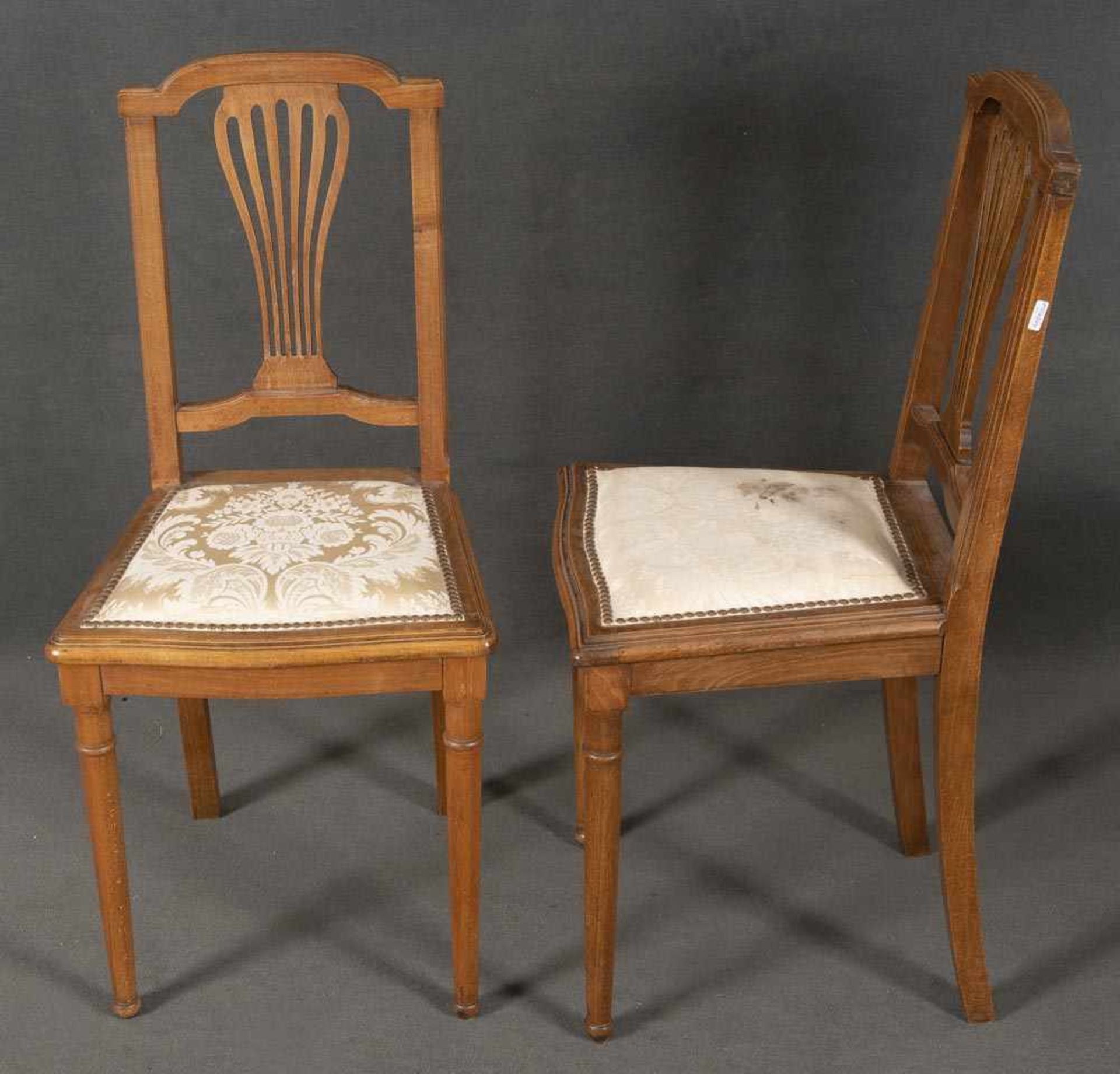 Paar Stühle. Frankreich um 1900. Massiv Buche, teilw. geschnitzt und gedrechselt.- - -25.00 %