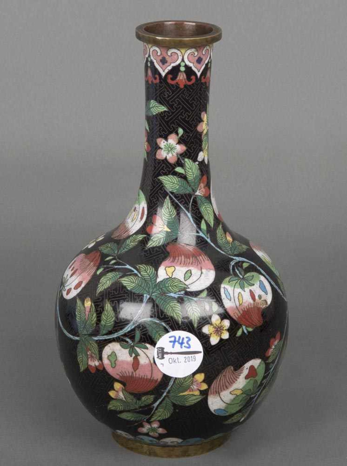 Cloisonné-Vase. China. Mit buntem Floraldekor, H=28,2 cm.- - -25.00 % buyer's premium on the