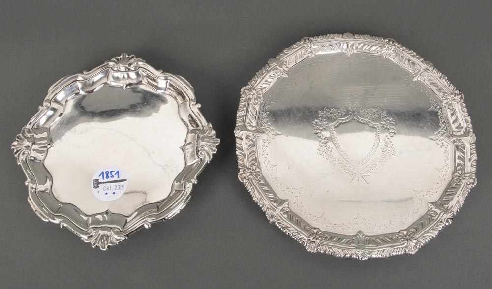 Zwei Tabletts. England 20. Jh. Silber, ca. 580 g, H=3 cm, D=17 cm / H=3 cm, D=21 cm.- - -25.00 %