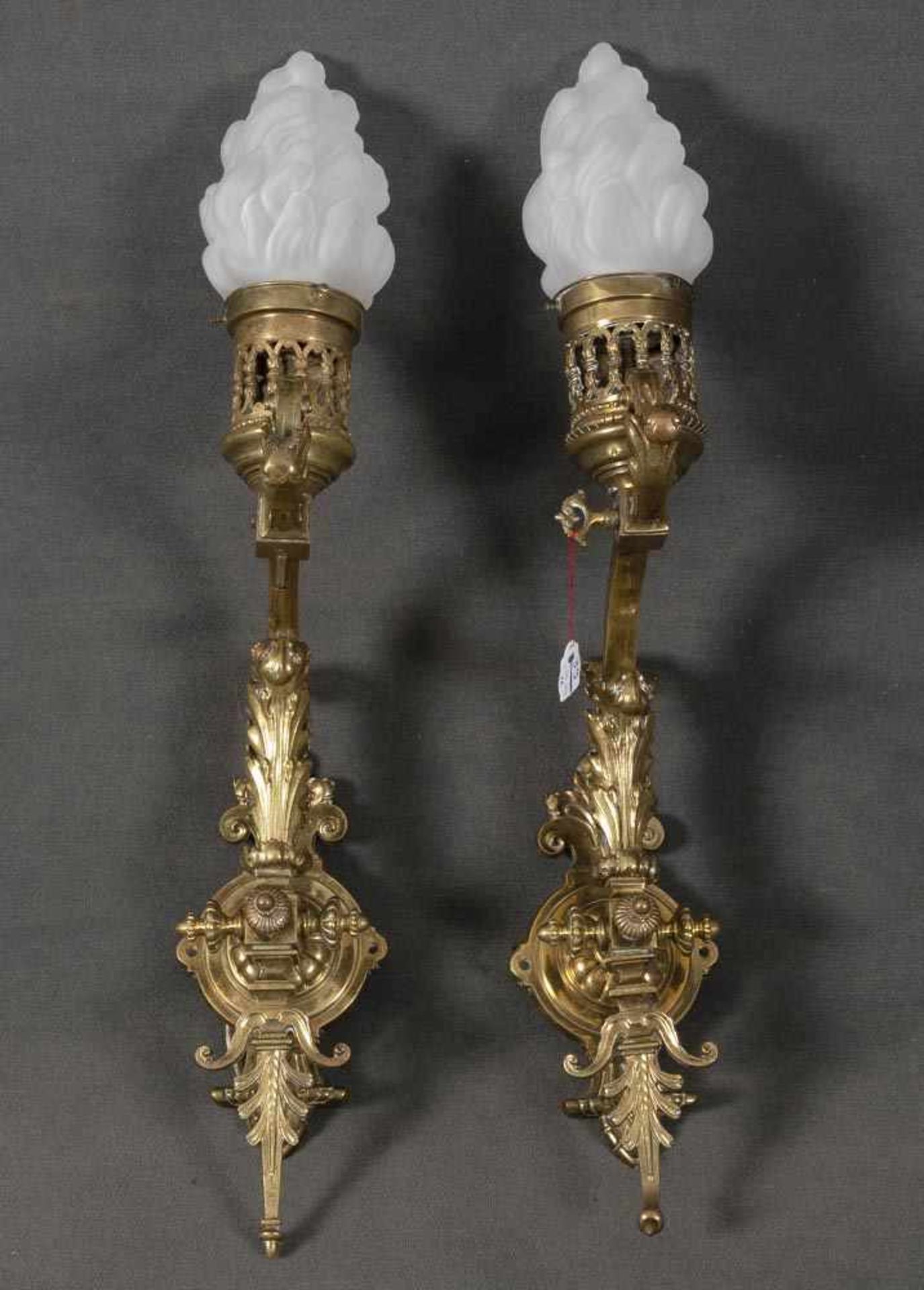 Paar Historismus-Wandappliken. Frankreich um 1900. Bronze, mit Glasschirmen, H=74 cm.- - -25.00 %
