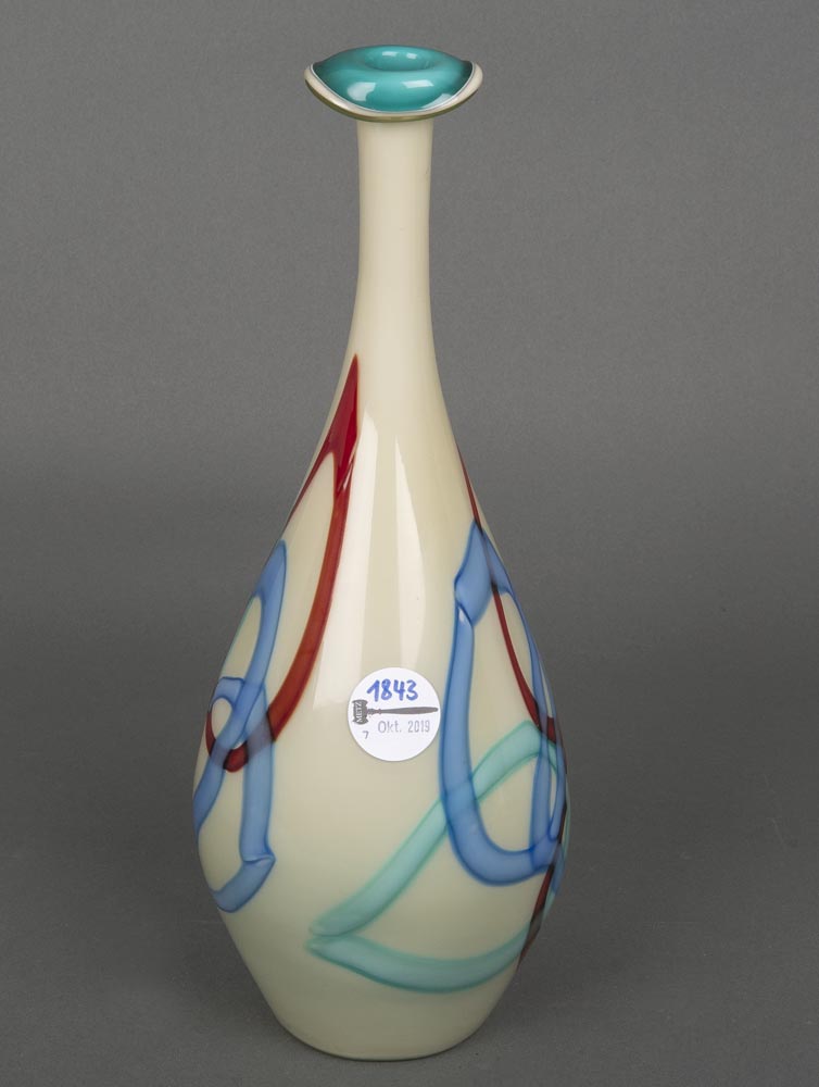 Vase. Murano 20. Jh. Farbloses Glas, mit eingeschmolzenen bunten Bändern, H=35,5 cm.- - -25.00 %