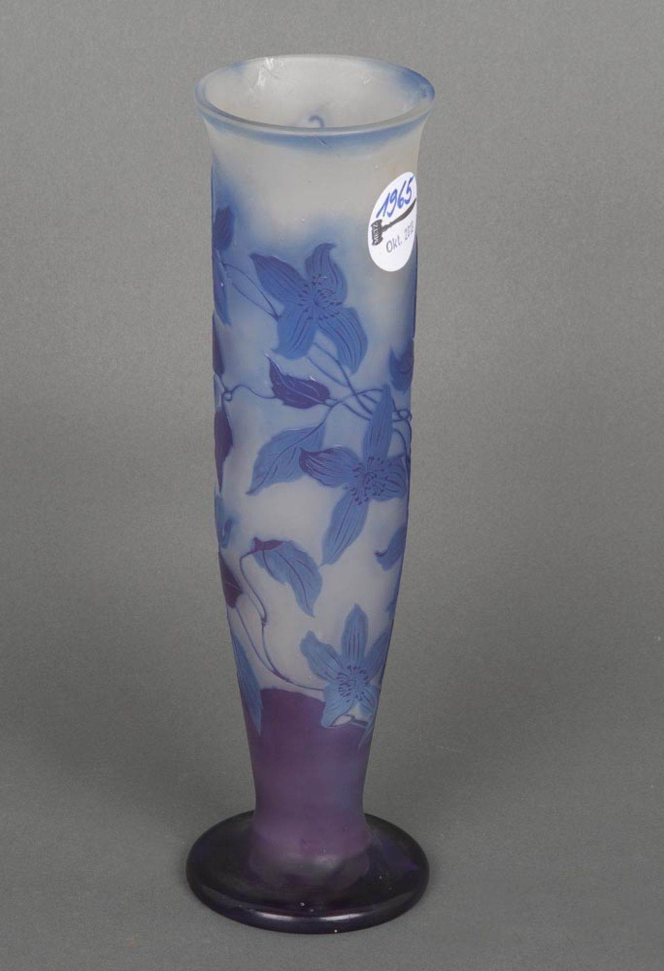 Jugendstil-Vase. Nancy, Émile Gallé um 1900. Farbloses Glas, farbig überfangen, geätzt und