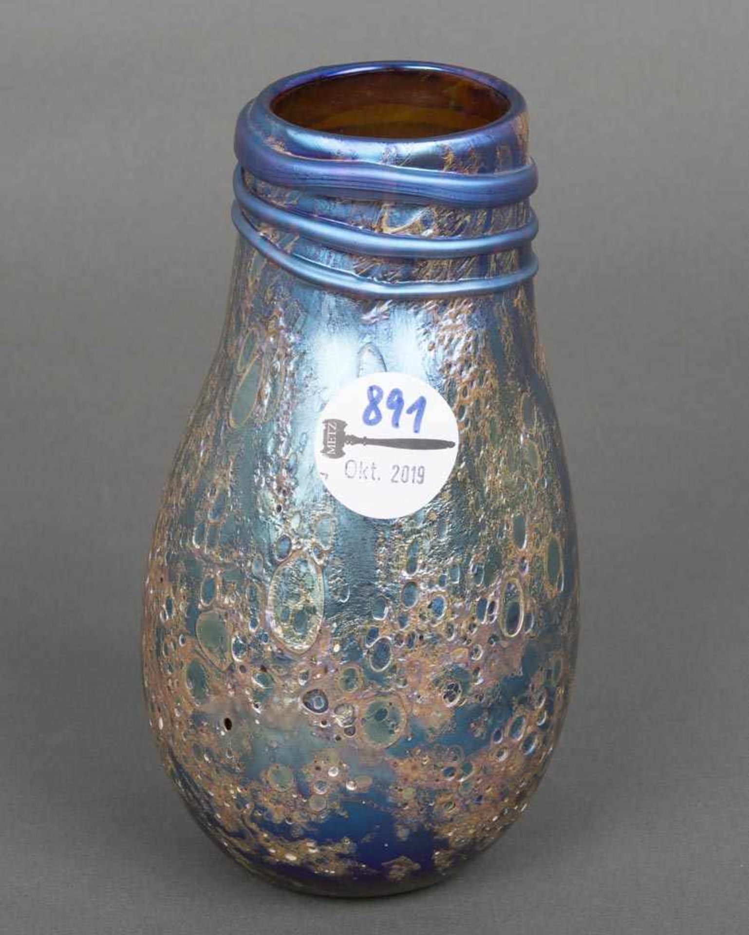 Vase. Farbloses Glas, bunt lustrierend überfangen, mit aufgeschmolzenen Fäden und Lochdekor, am