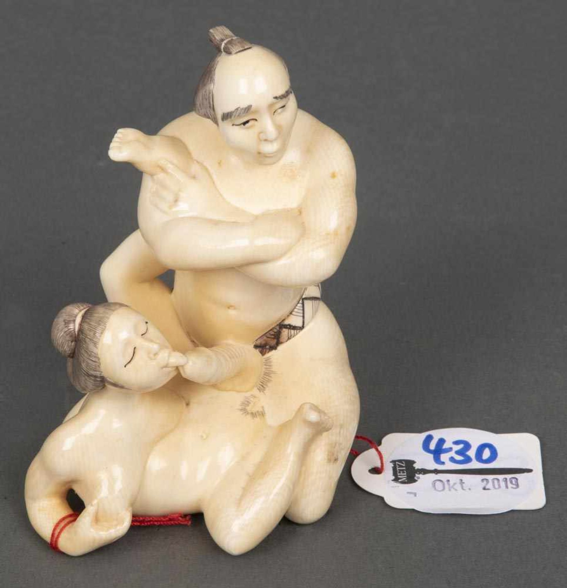 Erotica. Japan. Bein, geschnitzt, teilw. graviert und gefärbt, sign., H=9,7 cm.- - -25.00 % buyer'