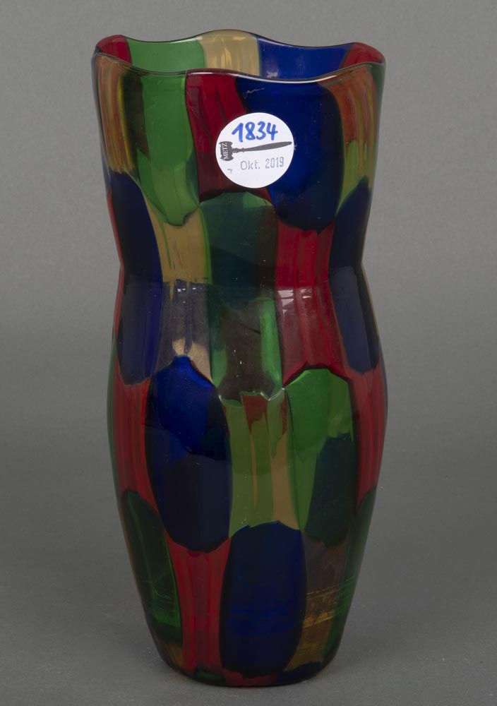 Vase. Murano 20. Jh. Farbiges Glas mit Rautendekor, bez., H=26 cm.- - -25.00 % buyer's premium on