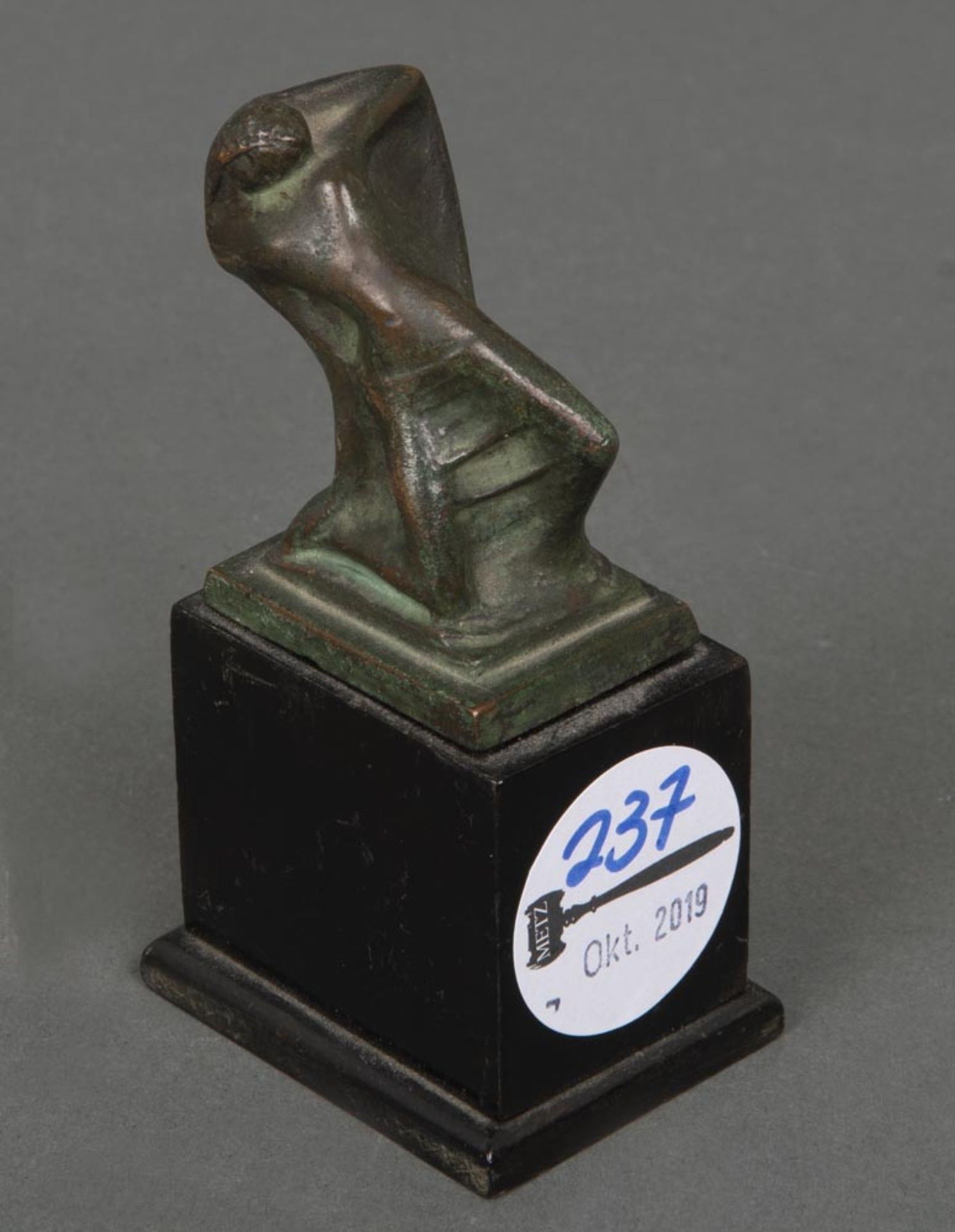 Kniende Figur. Deutsch 20. Jh. Bronze, auf schwarzem Marmorsockel, H=10,2 cm- - -25.00 % buyer's