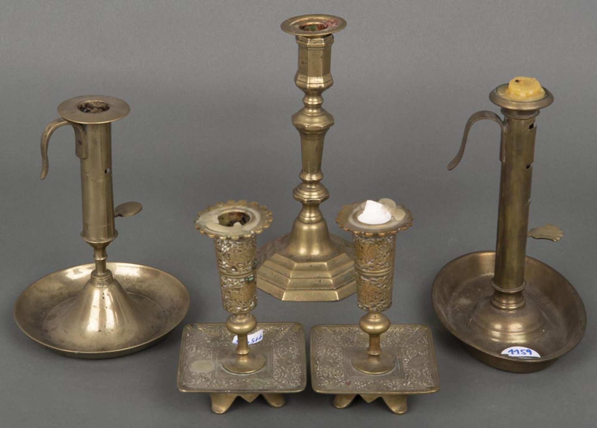 Ein Paar Kerzenleuchter und drei weitere, u.a. Deutsch 20. Jh. Messing / Bronze, H=15 bis 20