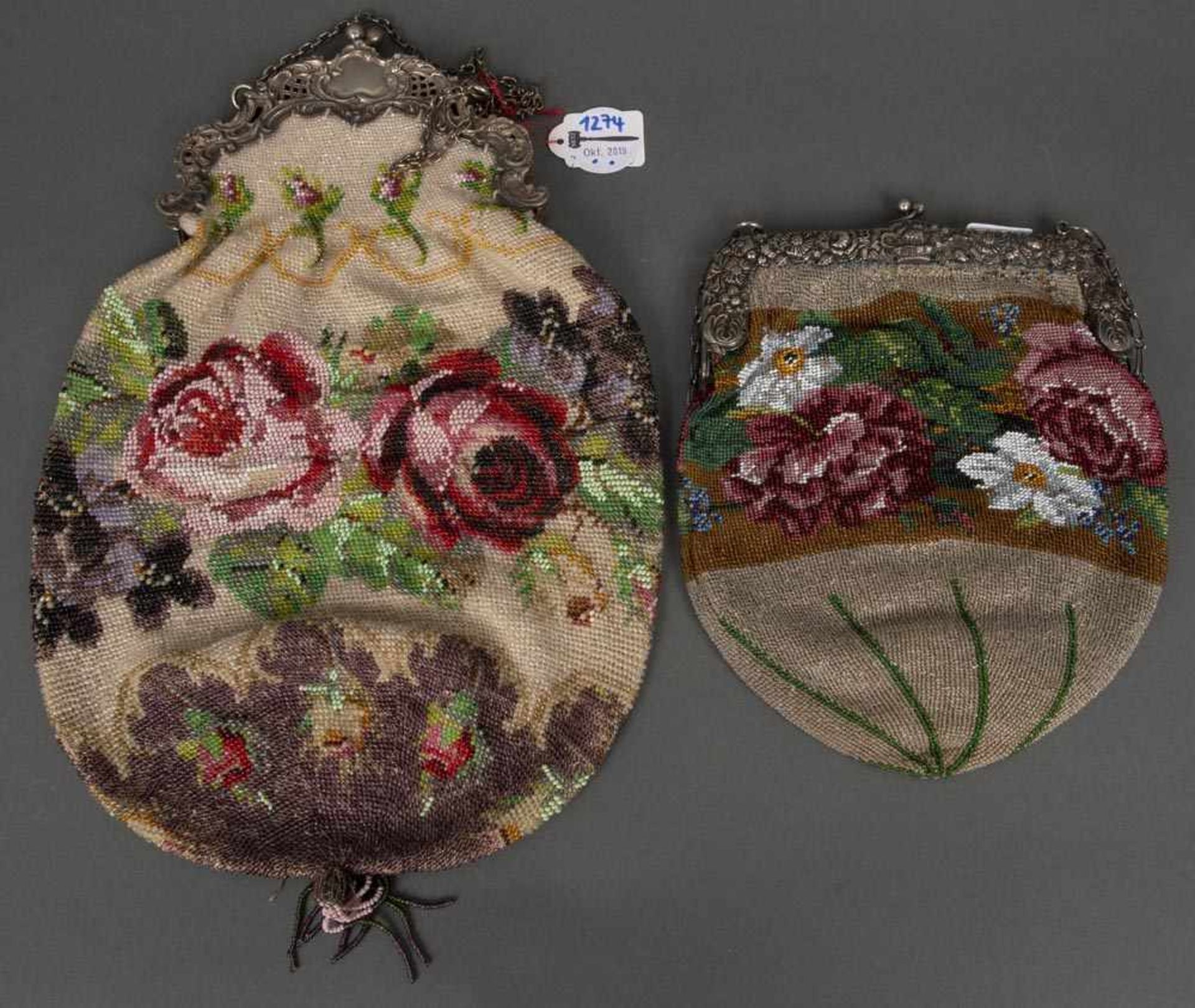 Zwei Abendtaschen. Deutsch um 1900. Je mit floraler Perlstickerei und 800er / 830er Silberbügel,