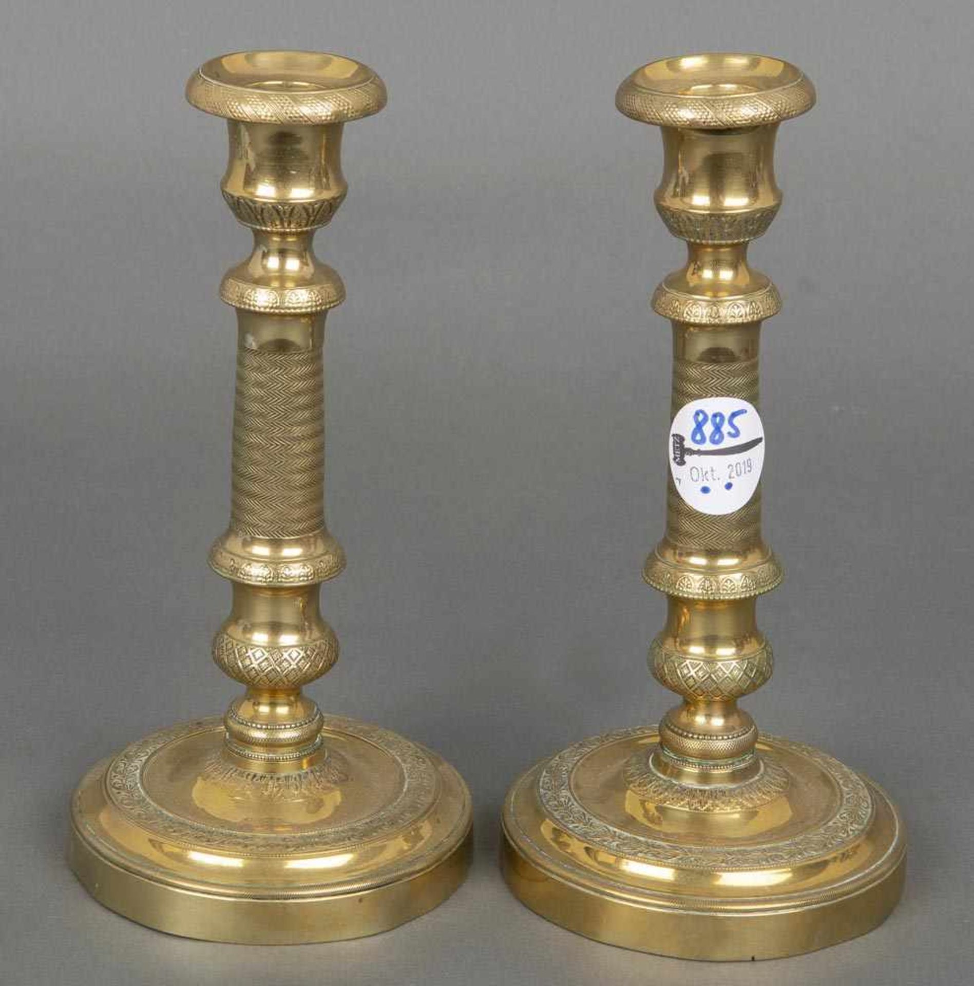 Paar Kerzenleuchter. Deutsch 19. Jh. Bronze, ziseliert, H=21,5 cm.- - -25.00 % buyer's premium on