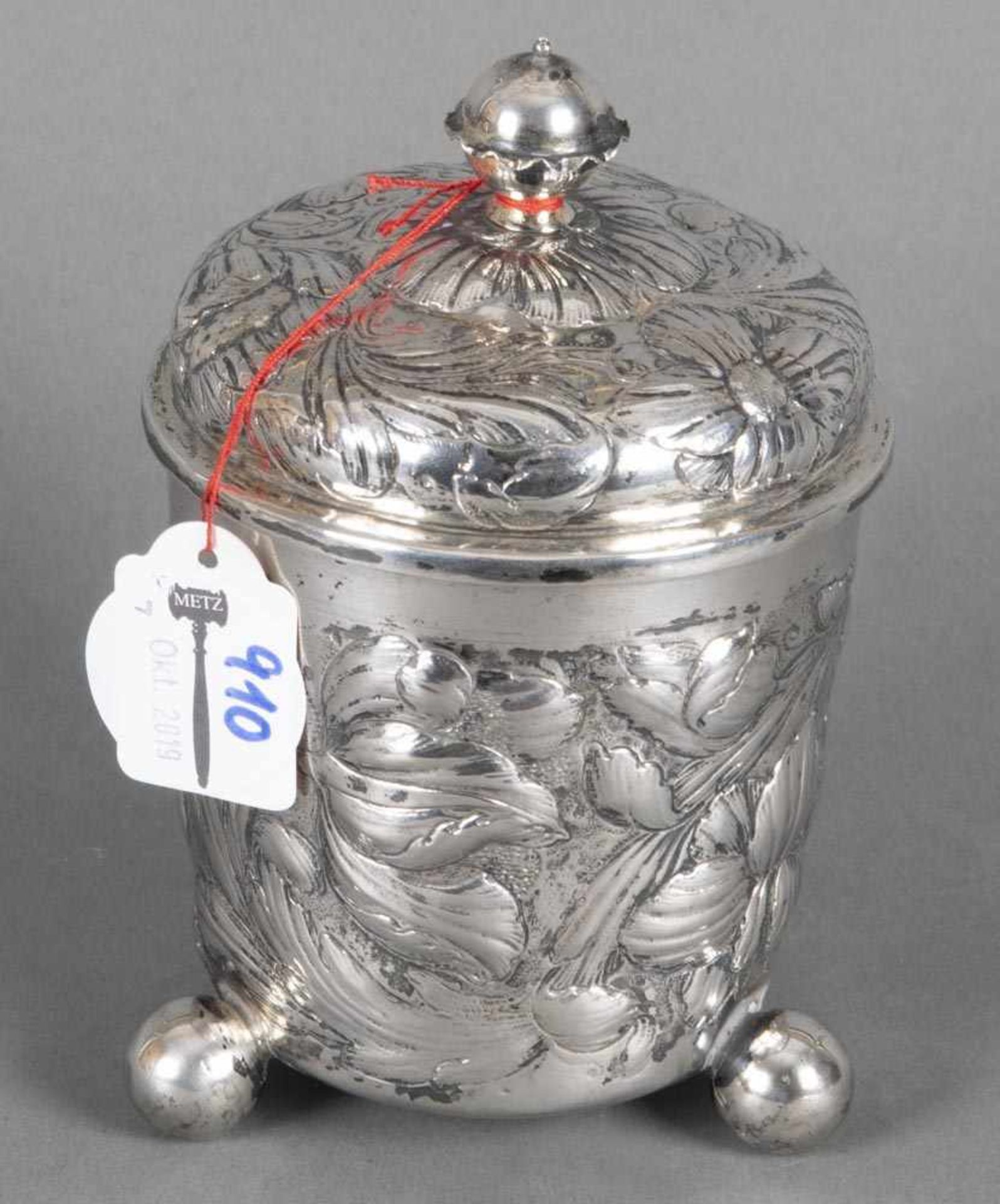 Kugelfußdeckelbecher. Wohl Breslau 1737-1745. Silber, ca. 235 g, reich floral reliefiert, gepunzt