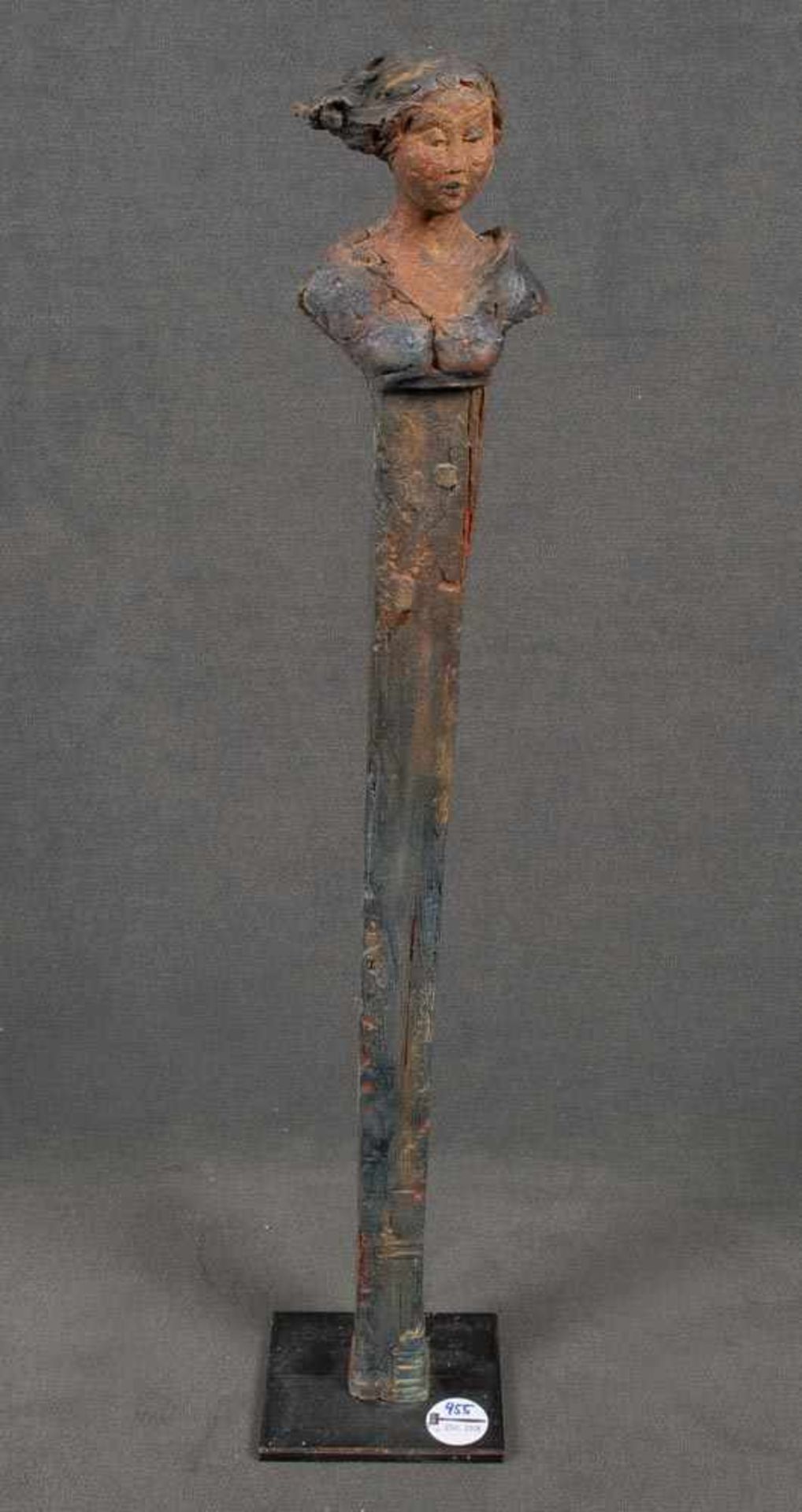 Hilla Wolf-Wagner (geb. 1949). Frauenbüste auf Pfeiler. Terracotta, bunt bemalt, H=66 cm.- - -25.