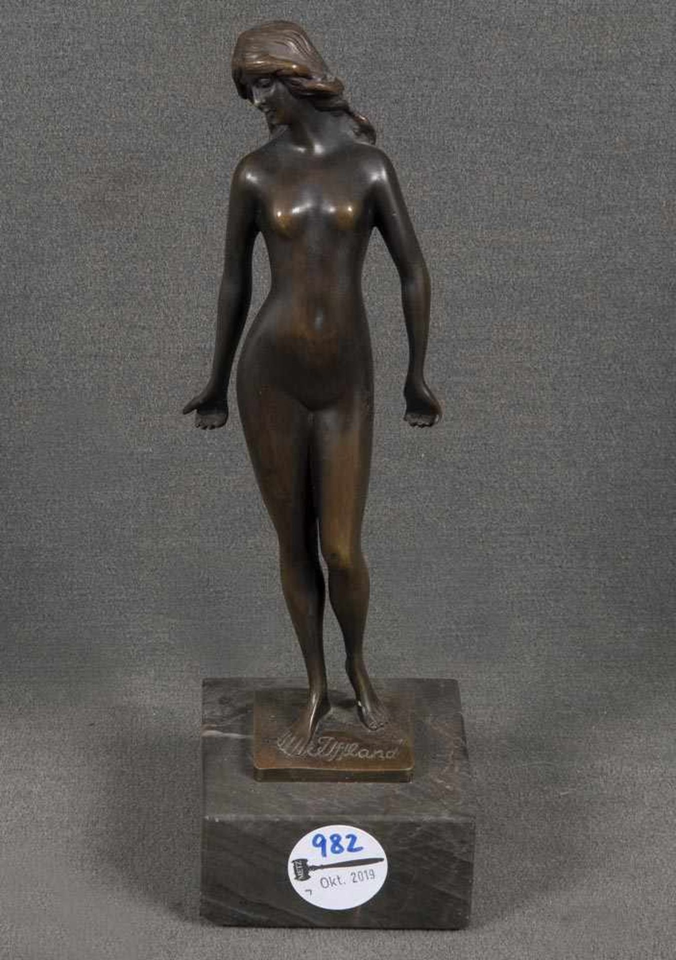 Franz Iffland (1862-1935). Mädchenakt. Bronze, sign., auf Marmorsockel, H=27,5 cm.- - -25.00 %