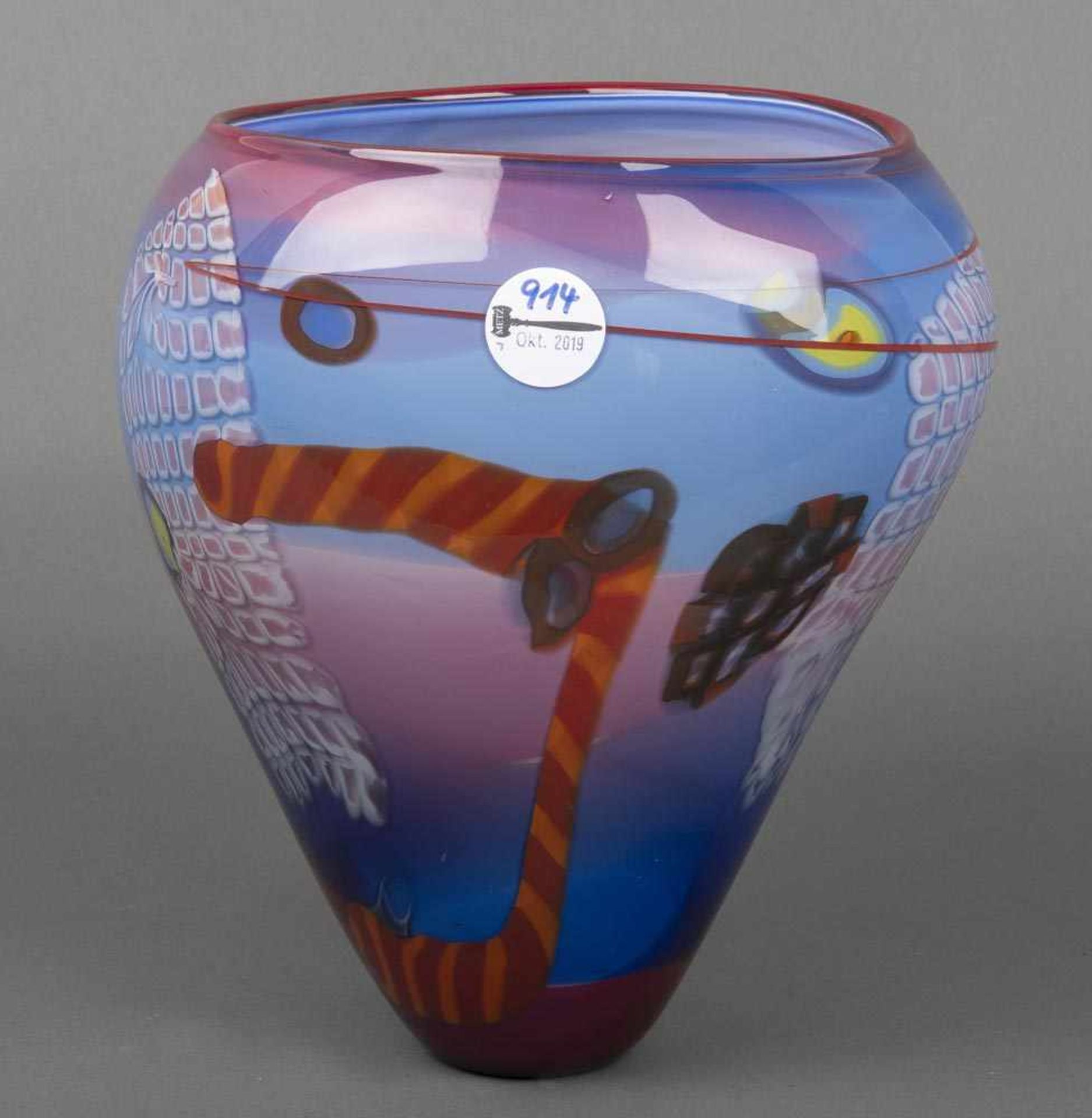 Vase. USA 1980er Jahre. Milchfarbenes Glas, bunt überfangen, mit eingeschmolzenen Bändern und