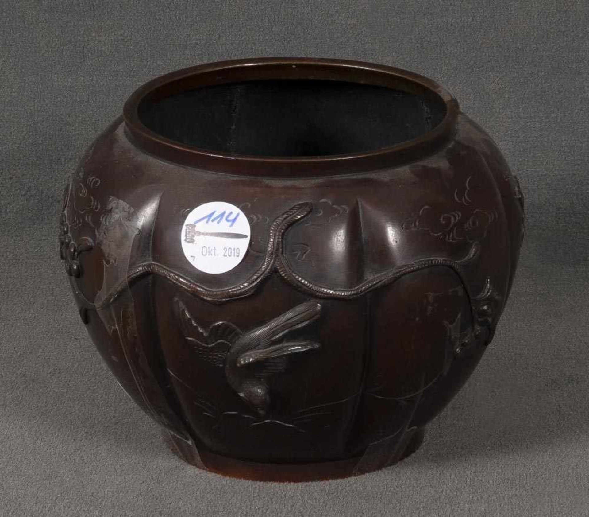 Vase. Asien. Bronze, reliefiert mit Vögeln u.a. Ornamentik, H=15,5 cm, D=19 cm.- - -25.00 % buyer'