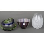 Drei unterschiedliche Vasen, u.a. Murano 20. Jh. Farbloses Glas, mit vertikalen farbigen Bändern