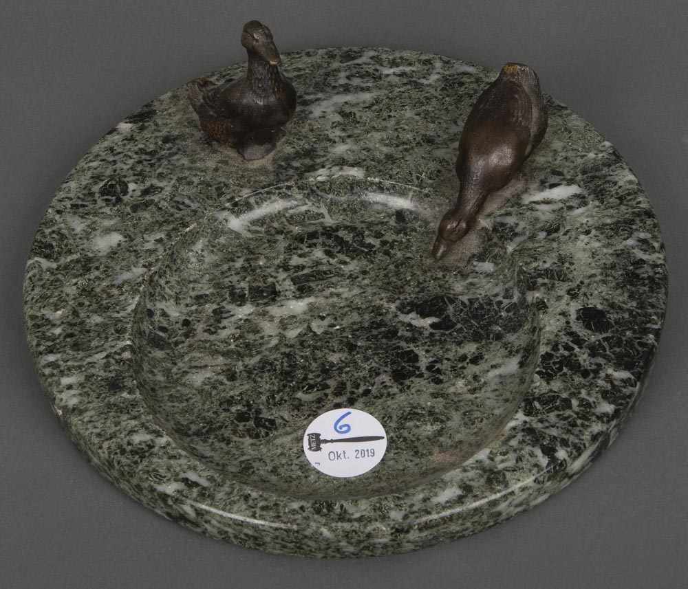 Schale mit Enten. Deutsch um 1900. Grüner Marmor / Bronze, H=9 cm, D=25 cm.- - -25.00 % buyer's