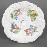 Teller. Meissen 19. Jh. Porzellan, rund gemuldet, reliefiert und floral staffiert, D=23 cm.- - -25.