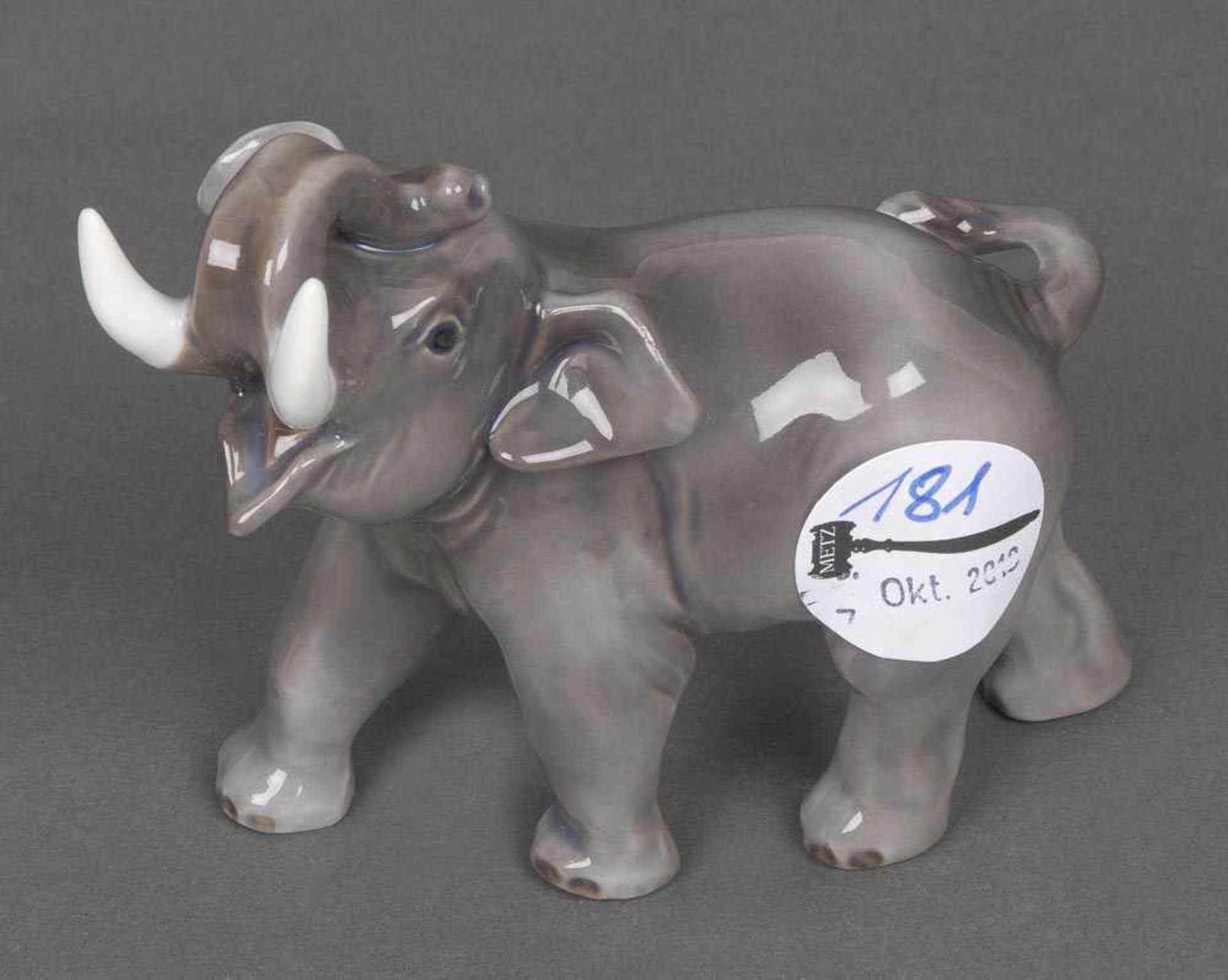 Elefant. Royal Copenhagen 20. Jh. Porzellan, bunt bemalt, H=11 cm.- - -25.00 % buyer's premium on