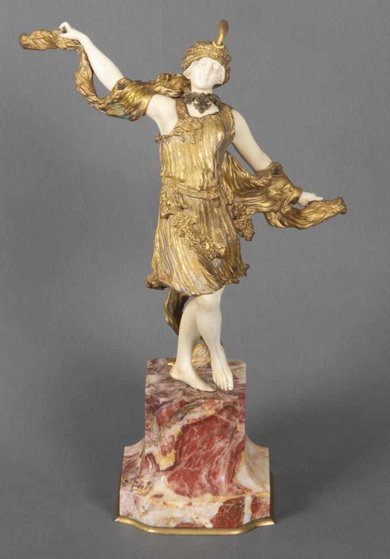 Réne-Paul Marquet (1875-1939). Tänzerin, auf erhöhtem Marmorsockel. Feuervergoldete Bronze,