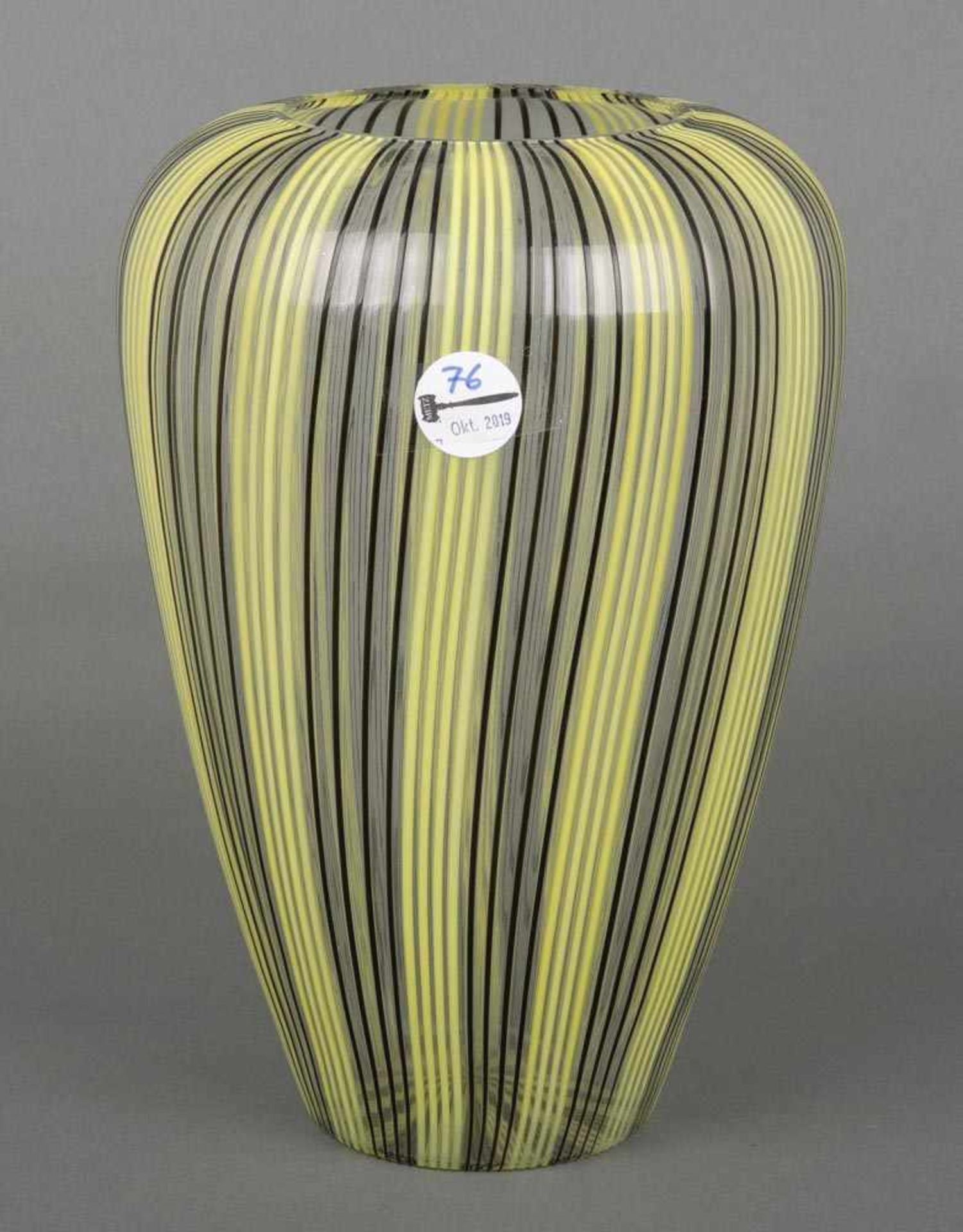 Vase. Murano 20. Jh. Farbloses Glas, mit eingeschmolzenen gelben und schwarzen Fäden, H=33 cm.- - -