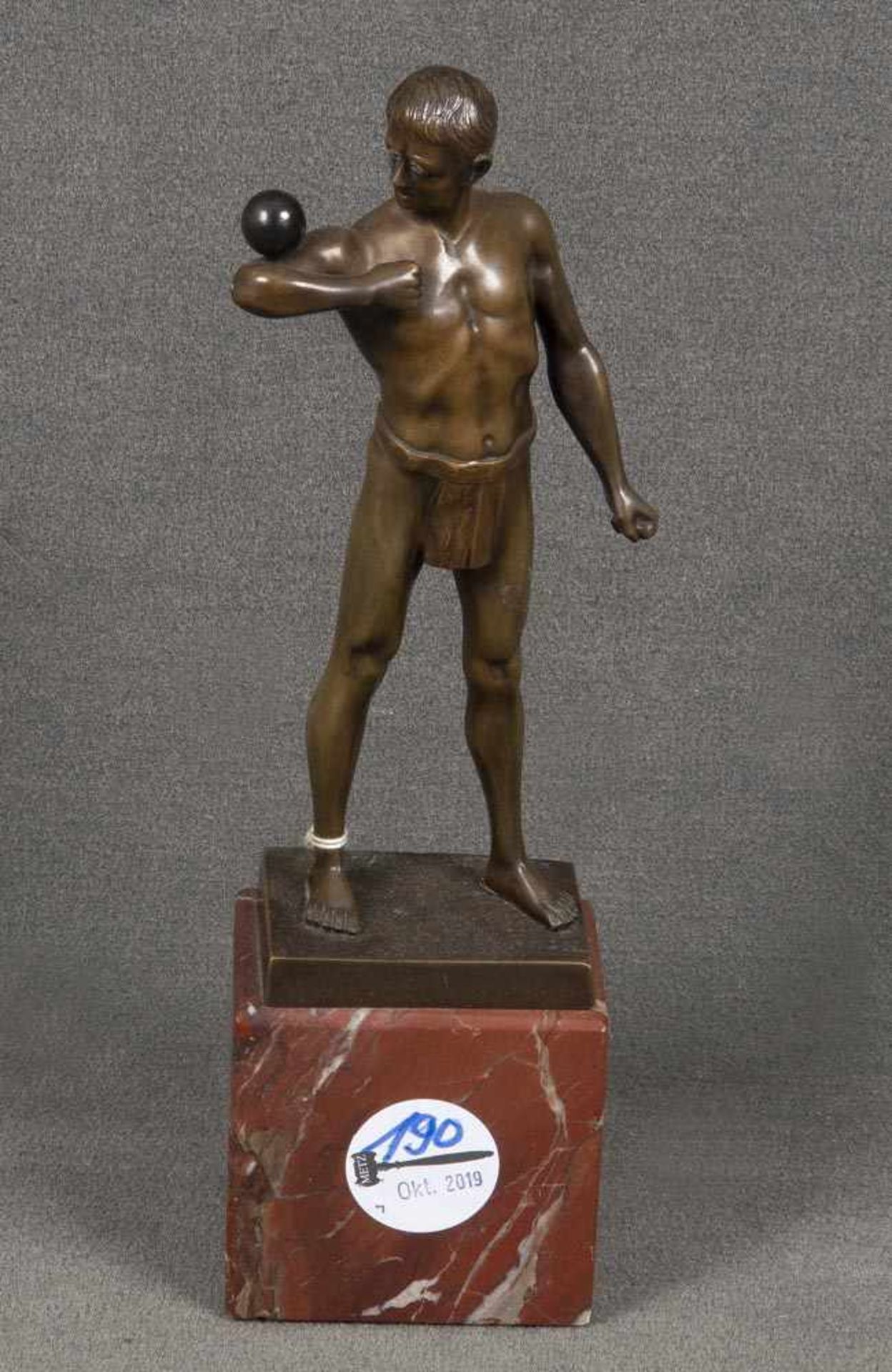 Max Kratz (1921-2000). Athlet mit Kugel. Bronze, verso sign., auf Marmorsockel, H=19 / 26,3 cm.- -