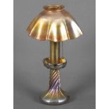 Jugendstil-Tischlampe. New York, Louis Comfort Tiffany (1848-1933). Trichterförmig, mit