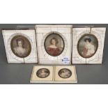 Fünf Miniaturen mit Damenporträts. Gouache/Bein, hi./Gl. in Beinrahmen, 4,5 x 4 bis 8 x 6 cm. (