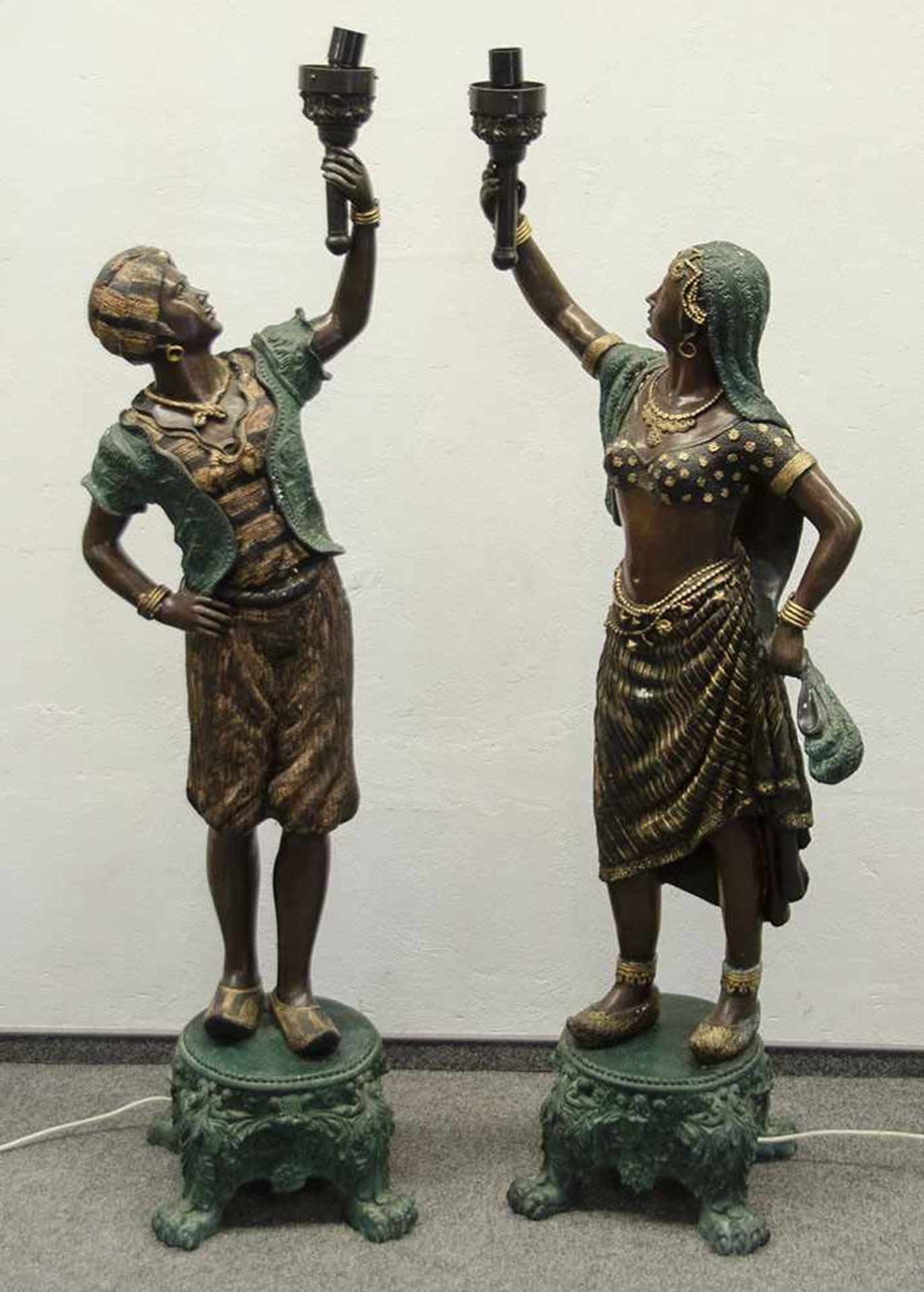 Orientalisches Paar. Wohl Wien, Fritz Bergmann um 1900. Bronze, brüniert, teilw. farbig abgesetzt,