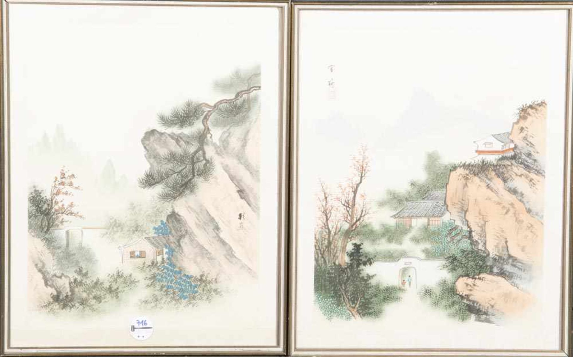 Zwei Seidenbilder. Asien. Mit Landschaften und Stempelsignatur, hi./Gl./gerahmt, je 40,5 x 29,5 cm.-