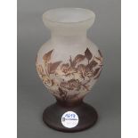 Jugendstil-Vase. Frankreich um 1900. Farbloses Glas, bunt überfangen, mit geschnittenem und geätztem