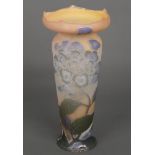 Jugendstil-Vase. Nancy, Émile Gallé um 1900. Farbloses Glas, rubinrot überfangen, floral geschnitten