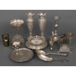 Konvolut Silber, ca. 3.425 g, und Versilbertes, u.a. Armreif, Becher, Tafelaufsatz, Teeglashalter,