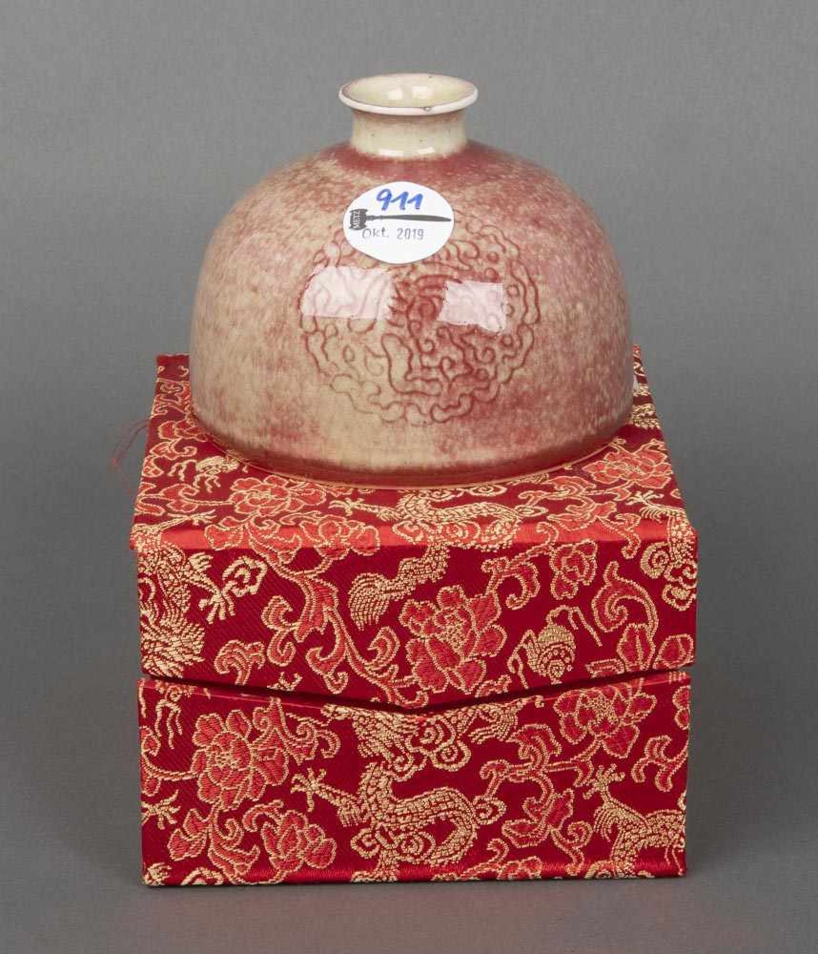 Vase. China. Balusterförmig, mit abgerundeten Schultern. Porzellan, rotfleckig glasiert, am Boden