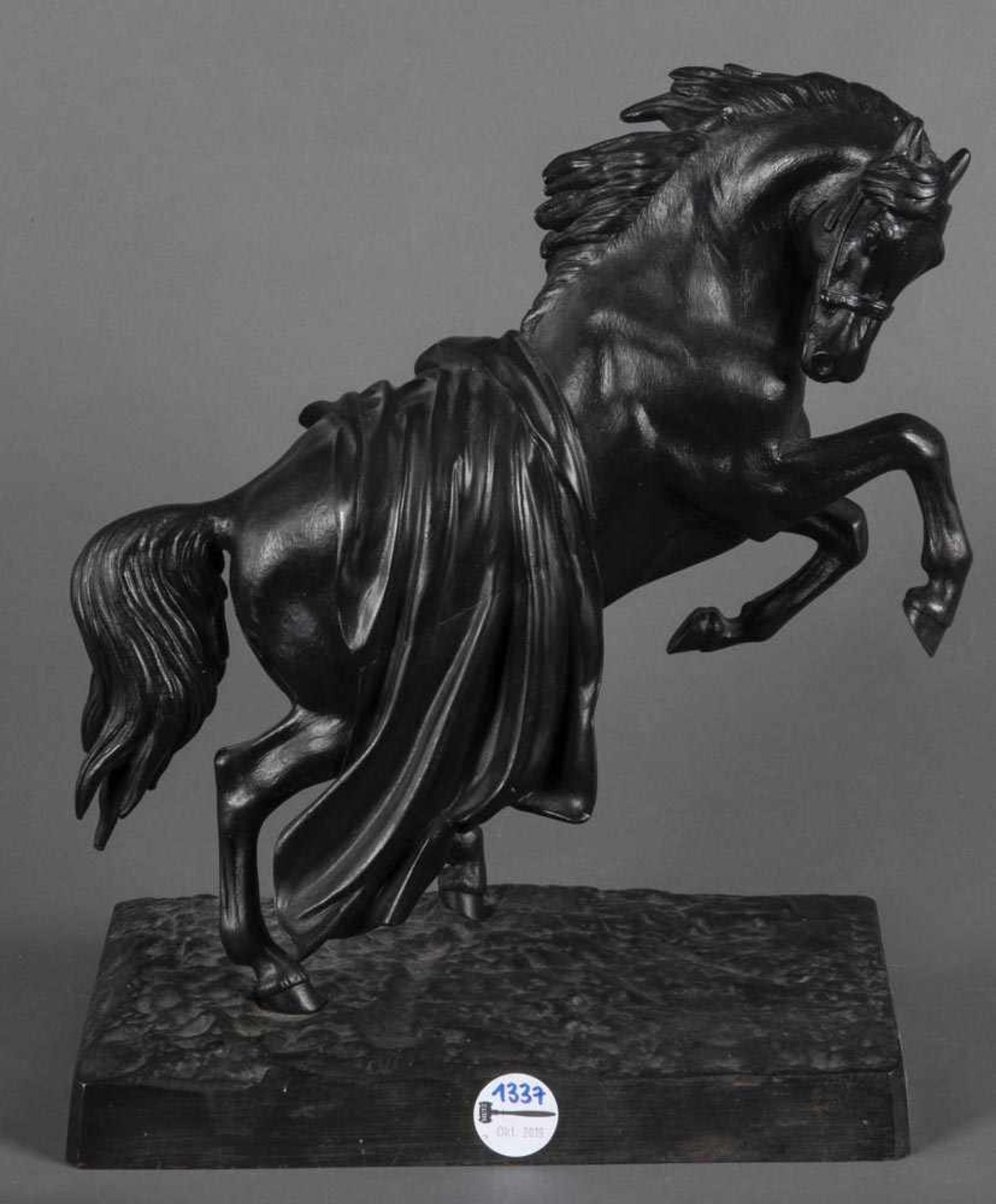 Bildhauer des 20. Jhs. Steigendes Pferd. Gusseisen, vorne unleserlich sign., H=39 cm, B=34,5 cm, T=