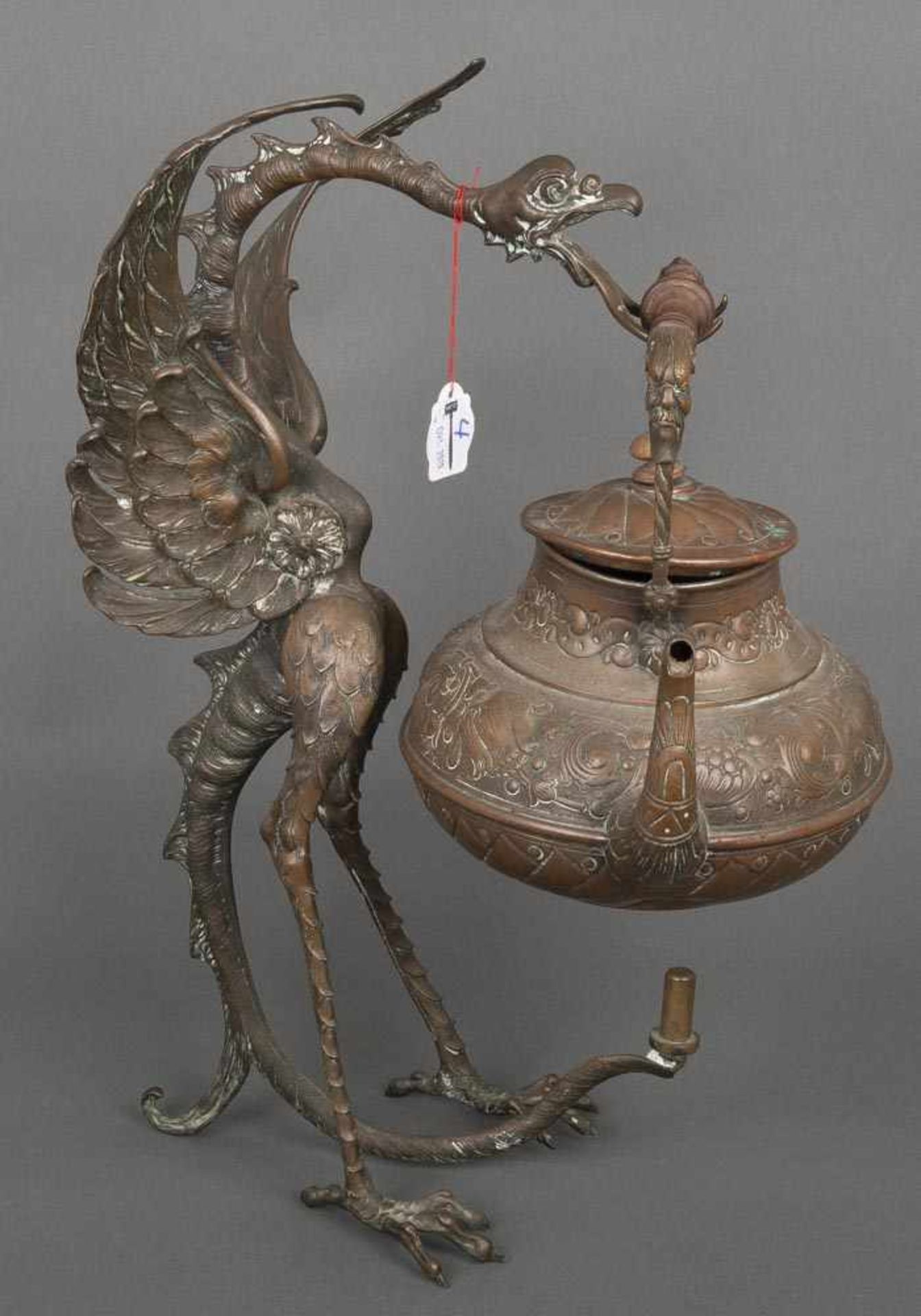 Kessel, eingehängt in speienden Greifvogel. Deutsch 19./20. Jh. Bronze / Kupfer, modelliert und