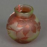 Jugendstil-Vase. Nancy, Daum Frères um 1900 Farbloses Glas, farbig überfangen, geätzt und