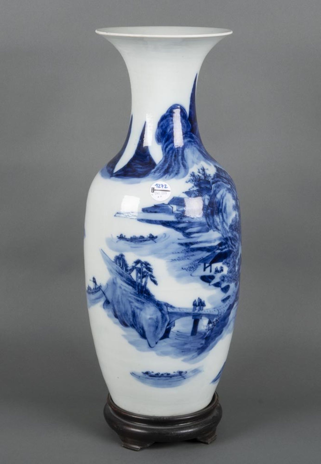 Vase. China. Porzellan, unterglasurblau bemalt mit Landschaft, auf Holzsockel, H=59 cm.- - -25.