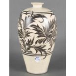 Vase. China. Fayence, mit ockerfarbenem Fond und Floraldekor, H=35 cm.- - -25.00 % buyer's premium