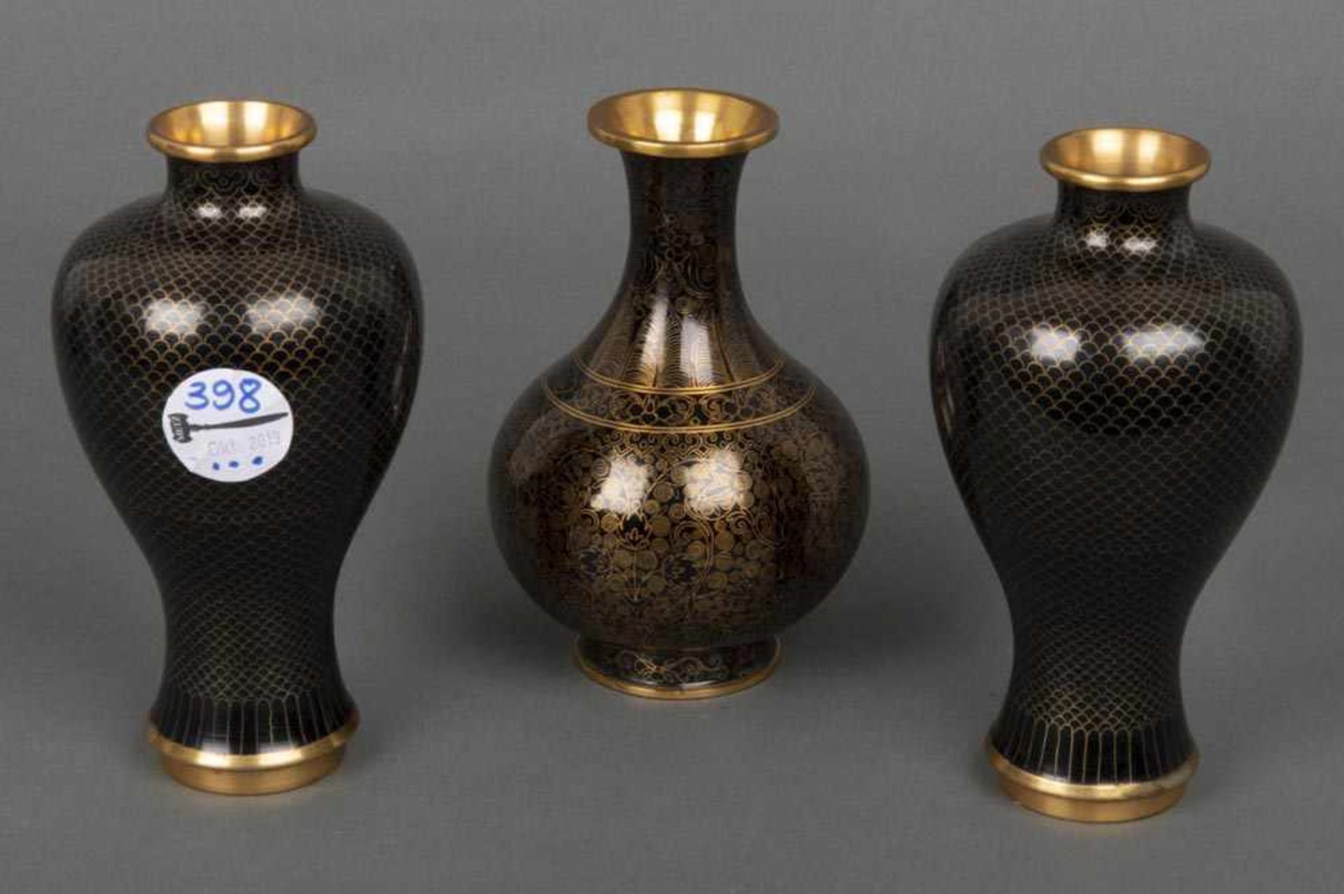 Ein Paar Cloisonné-Vasen und weitere. China. Je mit Schwarz-Gold-Dekor, H=15,5 / 17 cm.- - -25.