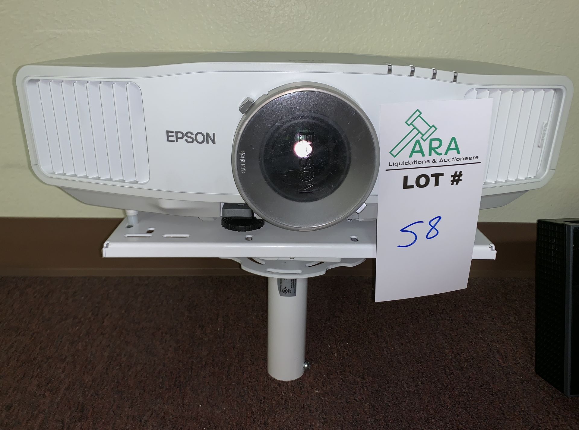 Epson PowerLite Pro G5750WU Full HD + BRACKET $2500 UNIT