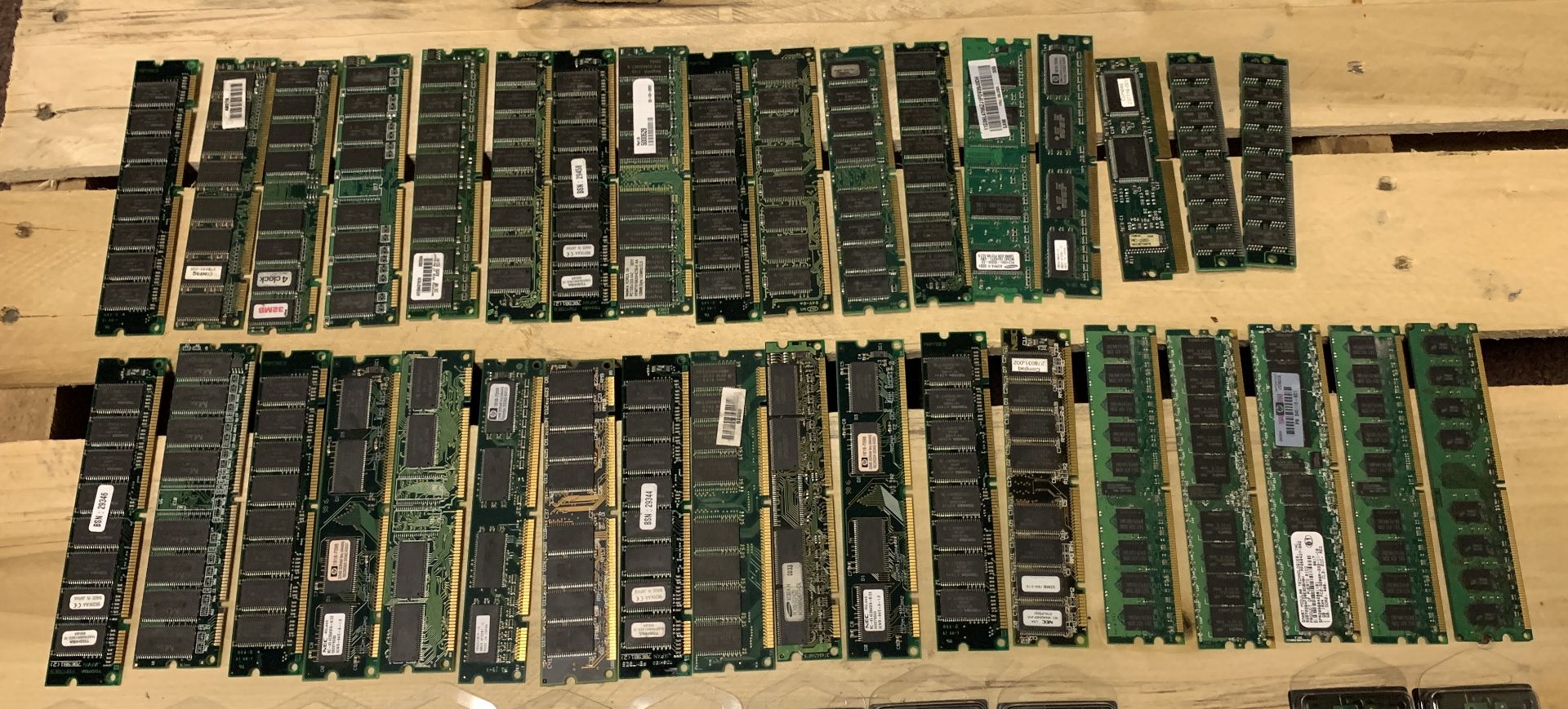 56 VARIOUS MEMORY INCLUDING 19 NEW DELL SNPXG700C/1G & 2 NEW KTH XW4300/1G - Image 4 of 4