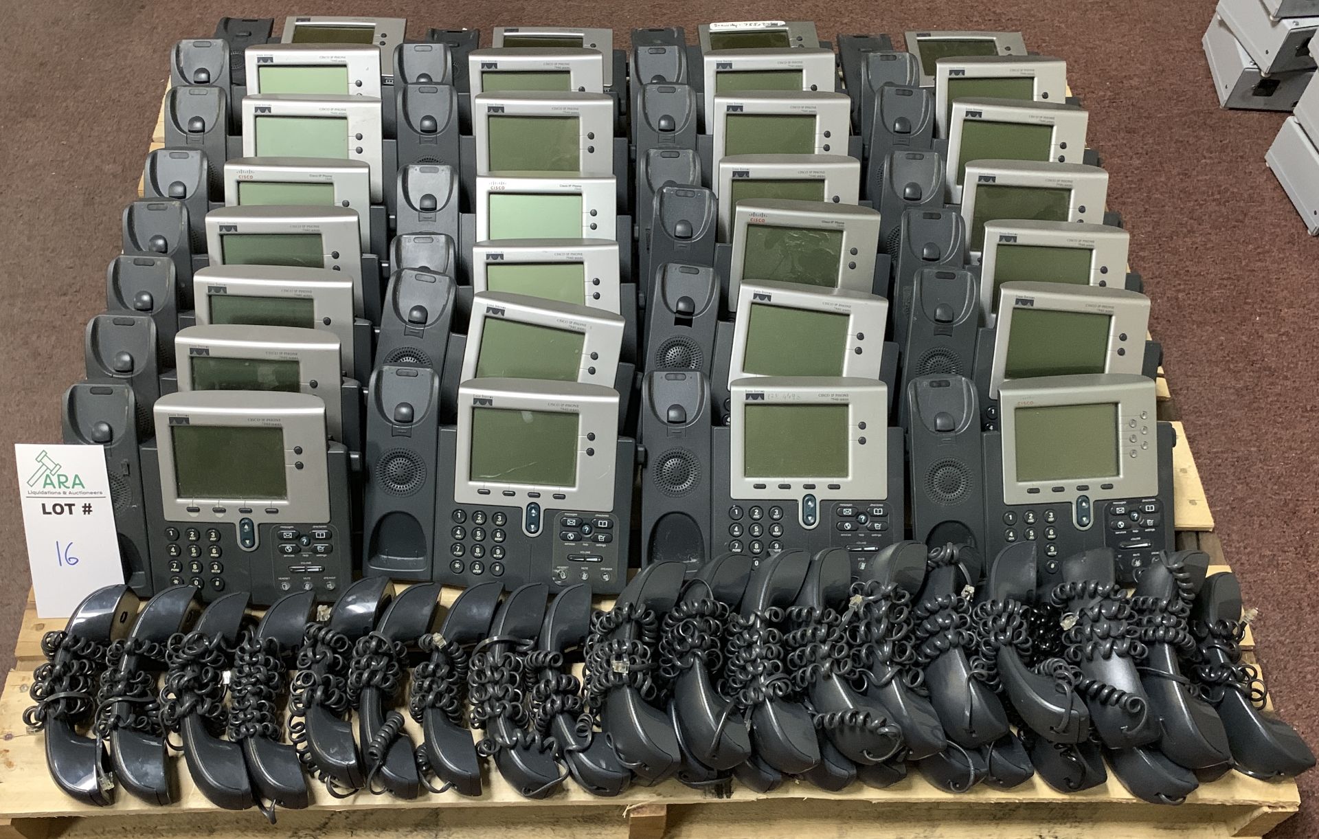 29 CISCO PHONE SYSTEMS - MODEL 7940 - INCLUDING HANDSETS