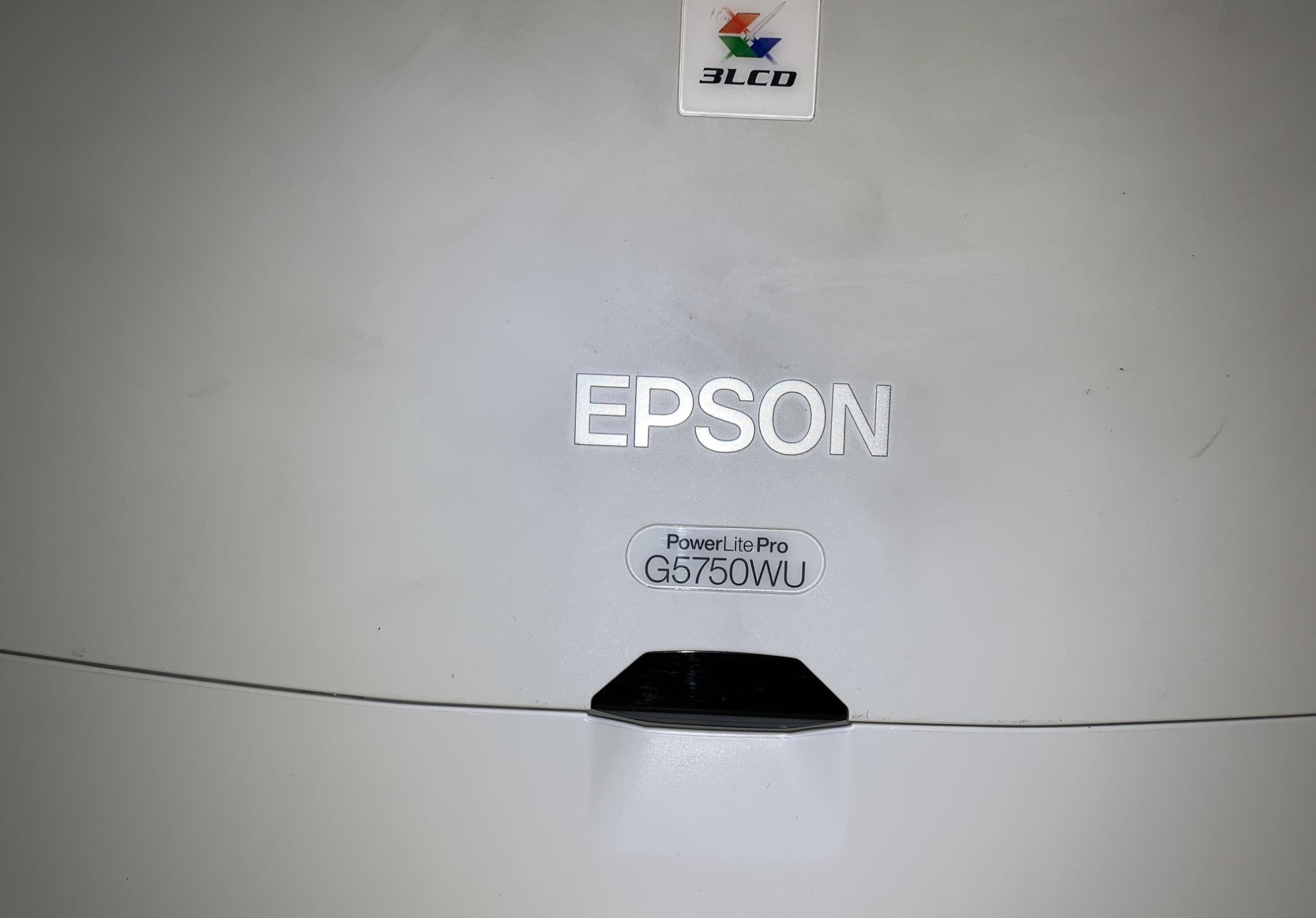 Epson PowerLite Pro G5750WU Full HD + BRACKET $2500 UNIT - Bild 4 aus 5