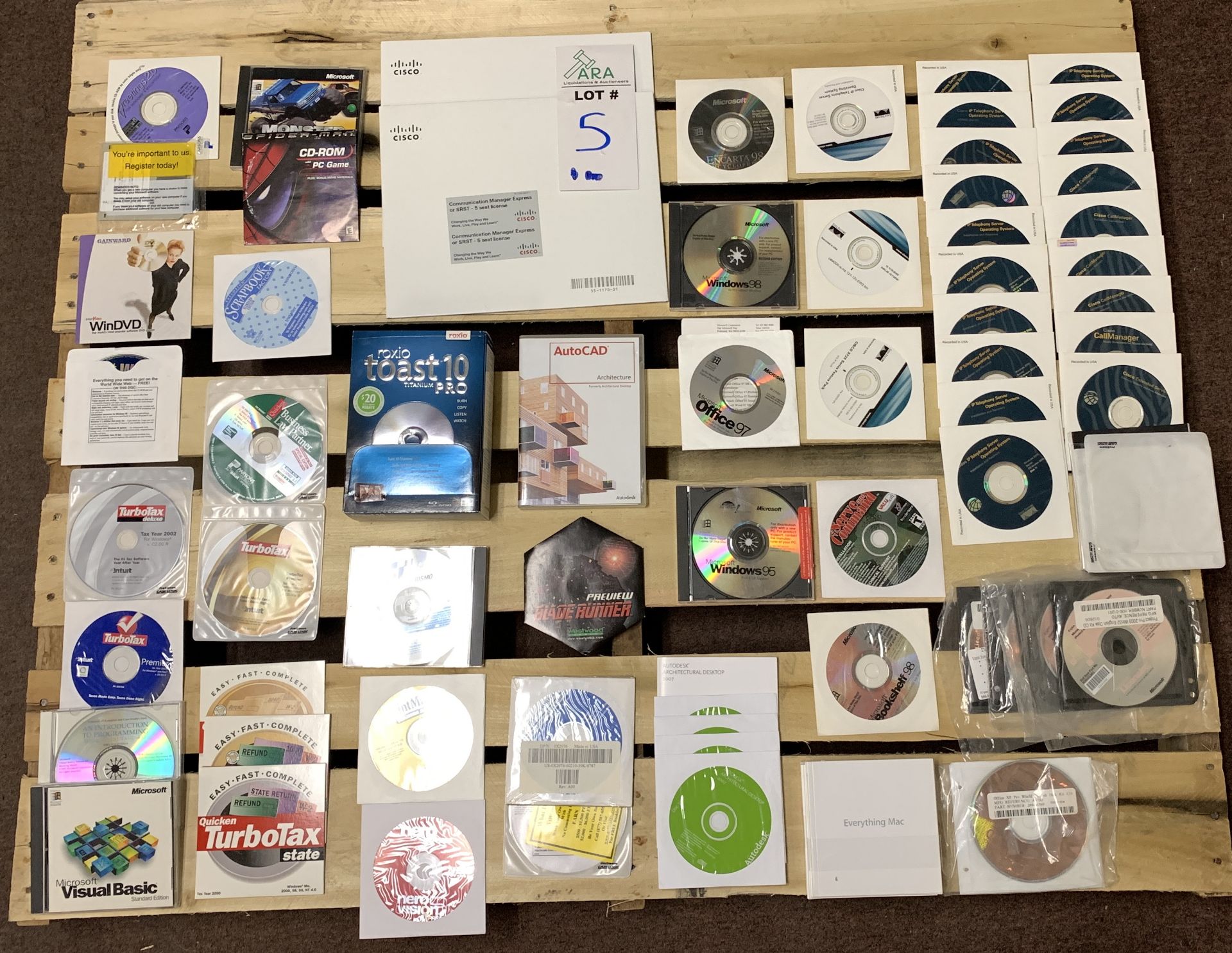 LOT OF SOFTWARE CDS INCLUDING AUTOCAD AND MANY OTHERS