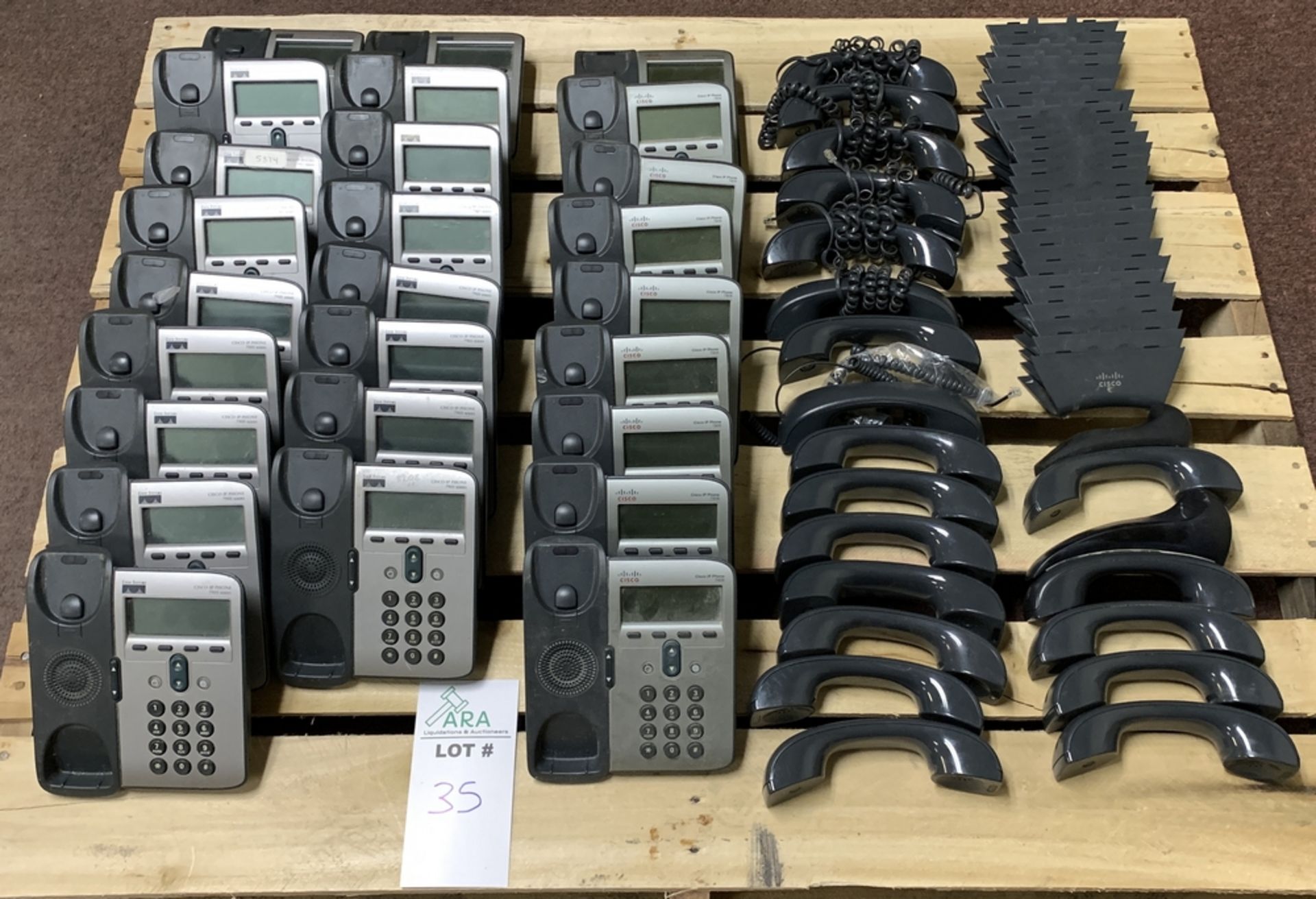 26 CISCO PHONE SYSTEMS - 17 MODEL 7905 & 9 MODEL 7906 - MOST INCLUDE HANDSETS ALL ITEMS ARE SOLD - Bild 2 aus 5