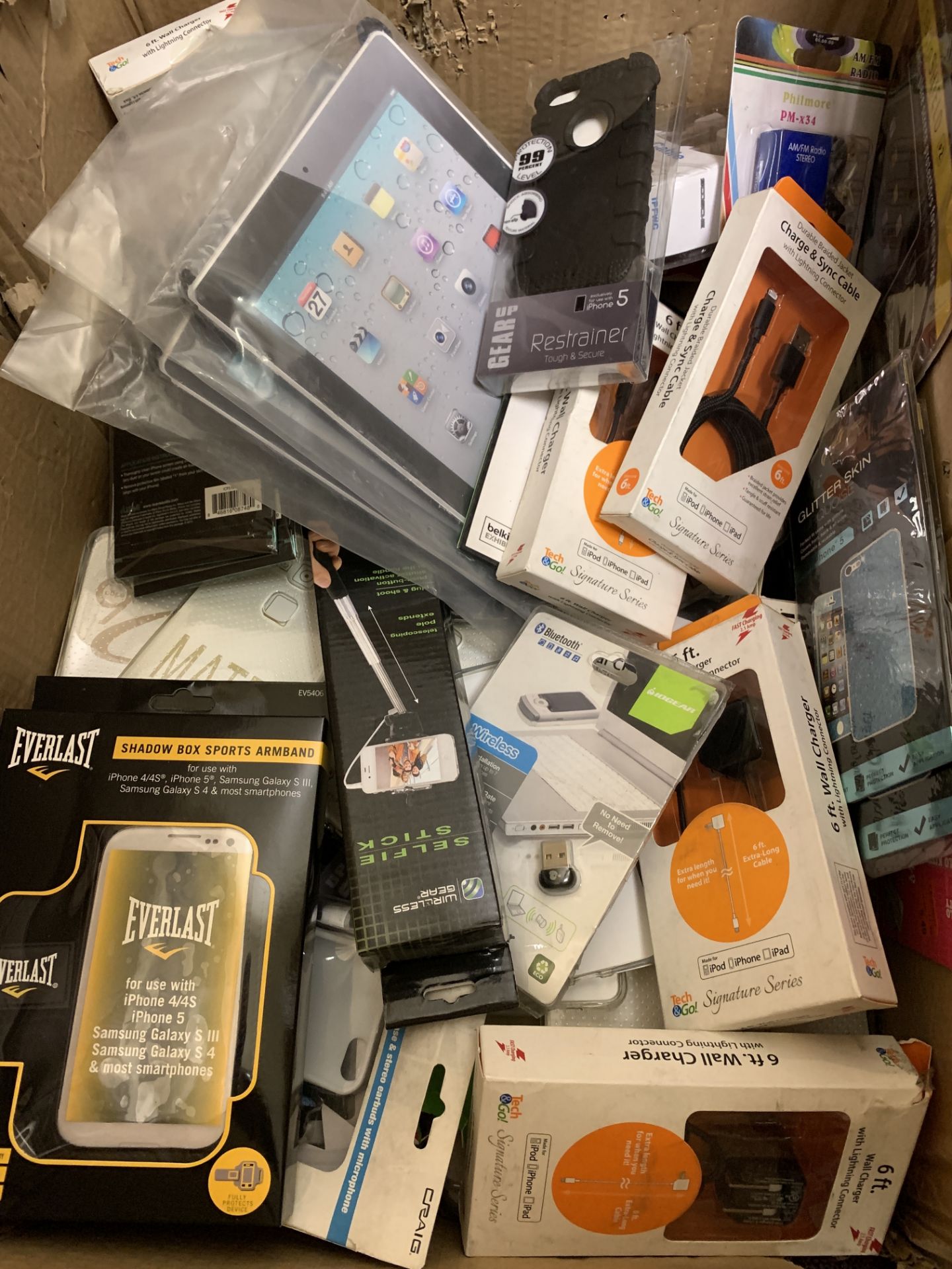 LOT OF MISC CELL PHONE AND ELECTRONICS ACCESSORIES. CASES, CHARGERS, SELFIE STICKS, ETC. - Bild 2 aus 2