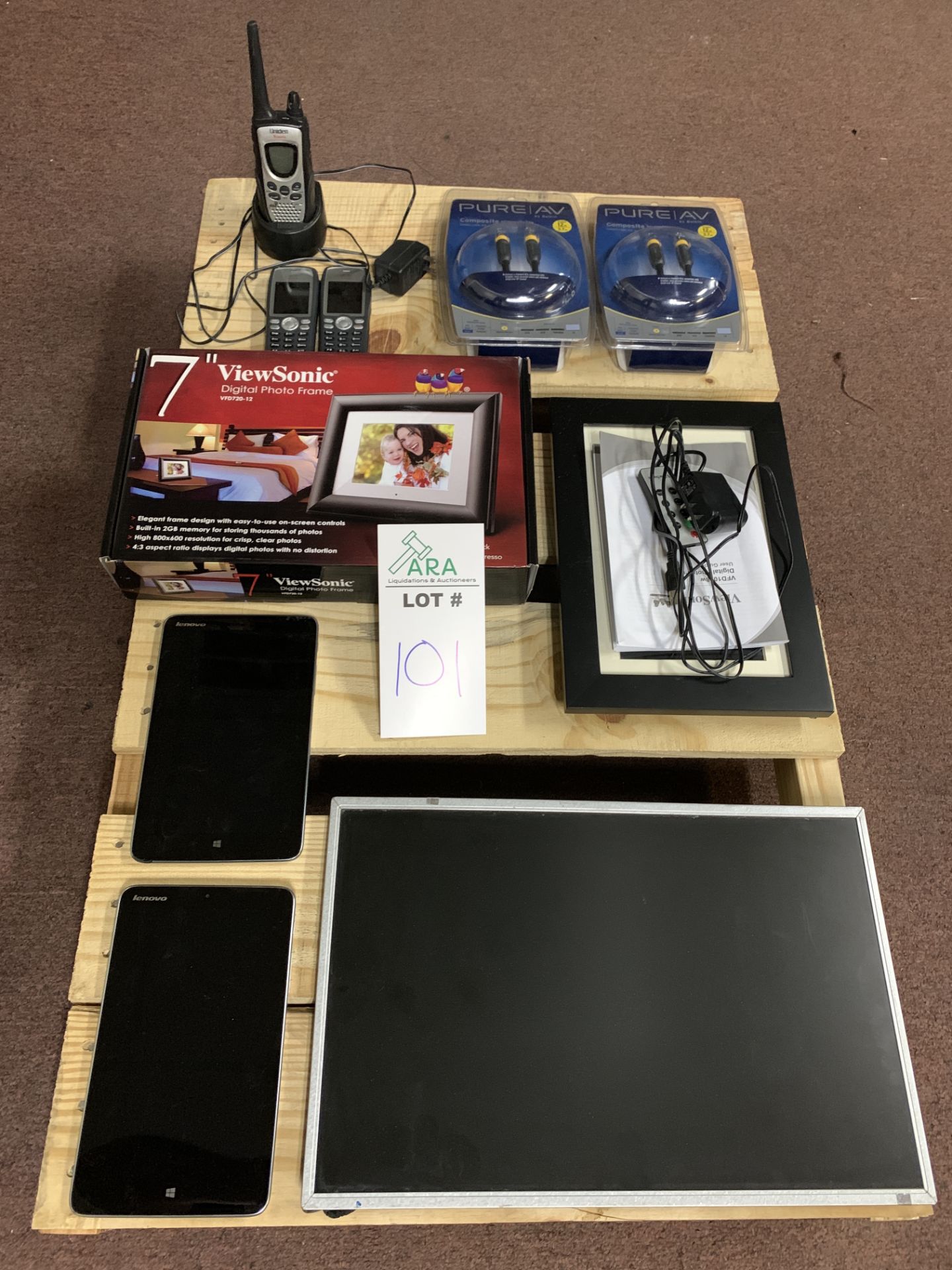 LOT OF ELECTRONICS RETAIL ITEMS INC: LENOVO TABLES, LCD, PHOTO FRAMES, VIDEO COMPOSITE CABLES, ETC. - Bild 2 aus 3