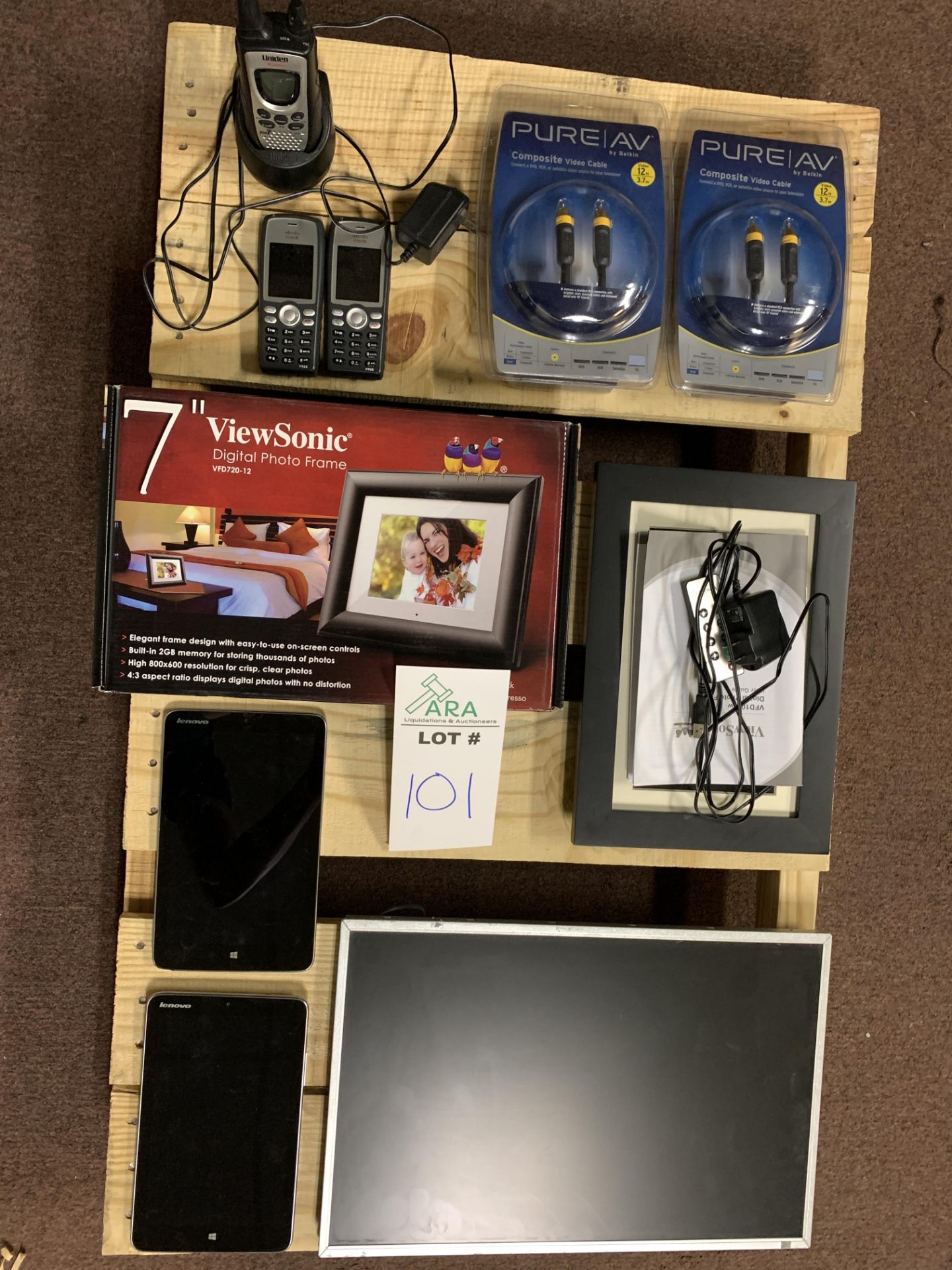 LOT OF ELECTRONICS RETAIL ITEMS INC: LENOVO TABLES, LCD, PHOTO FRAMES, VIDEO COMPOSITE CABLES, ETC. - Bild 3 aus 3