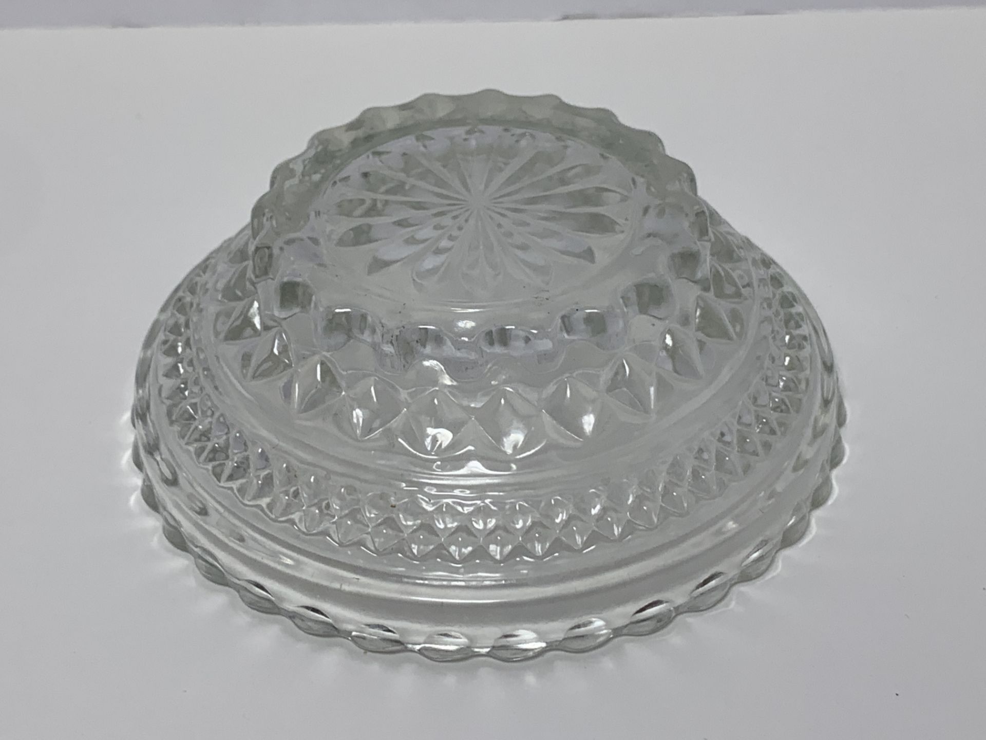 SET OF 5 ANTIQUE CRYSTAL BOWLS WITH DIAMOND CUT DETAILS - Image 8 of 8